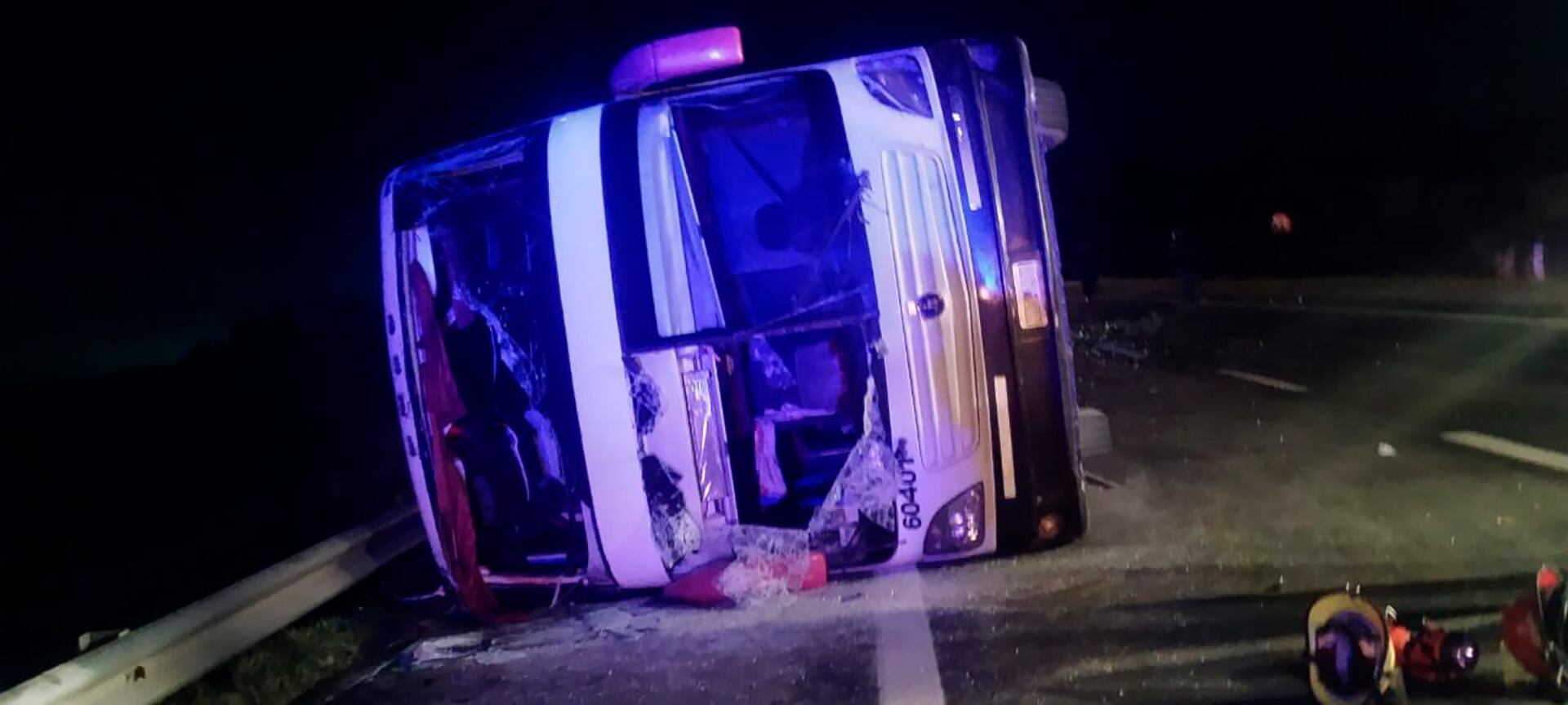 Video: el dramático rescate de los pasajeros del micro que volcó en la Ruta 2