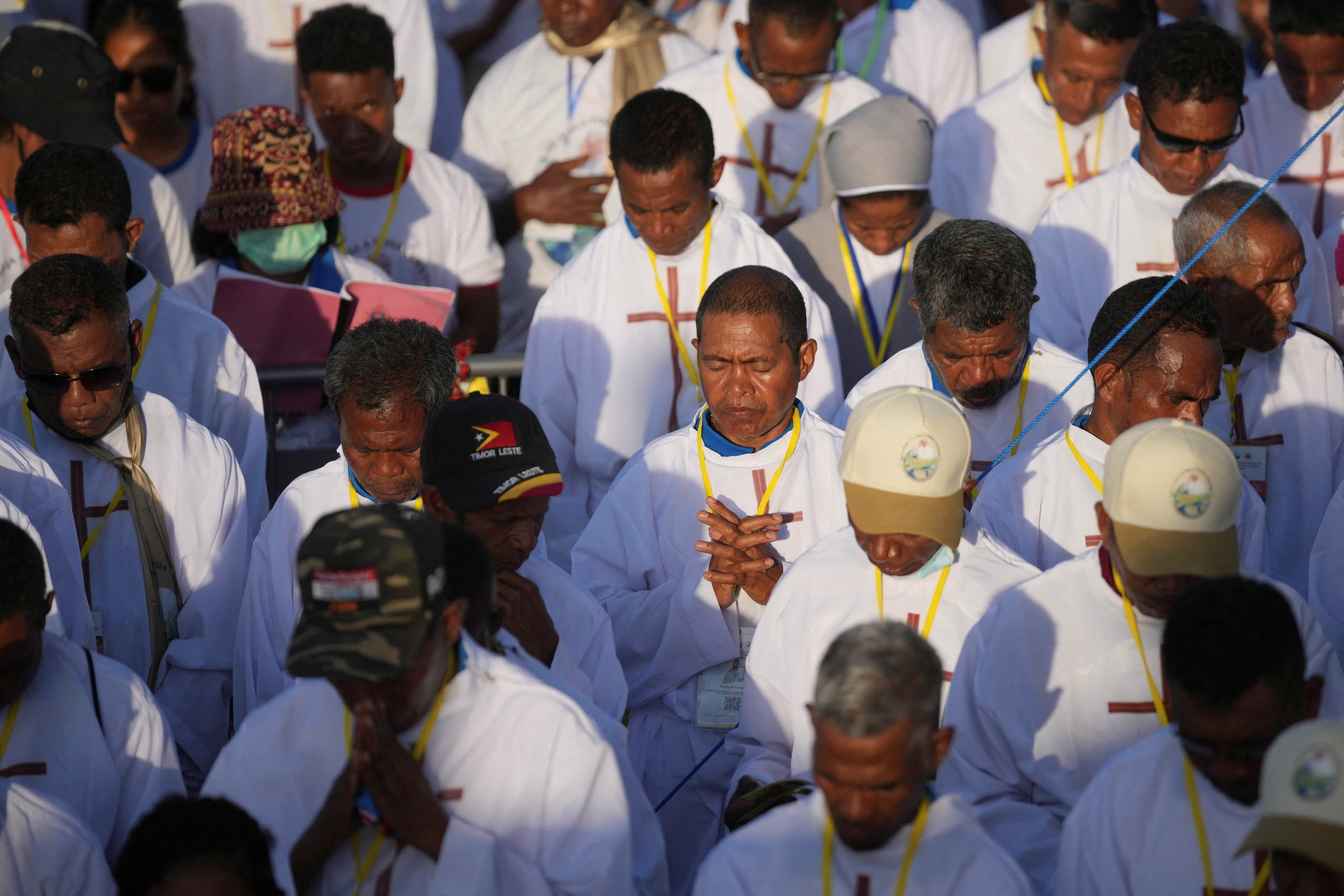 Fieles asisten a la santa misa presidida por el Papa Francisco en el parque Taci Tolu de Dili.