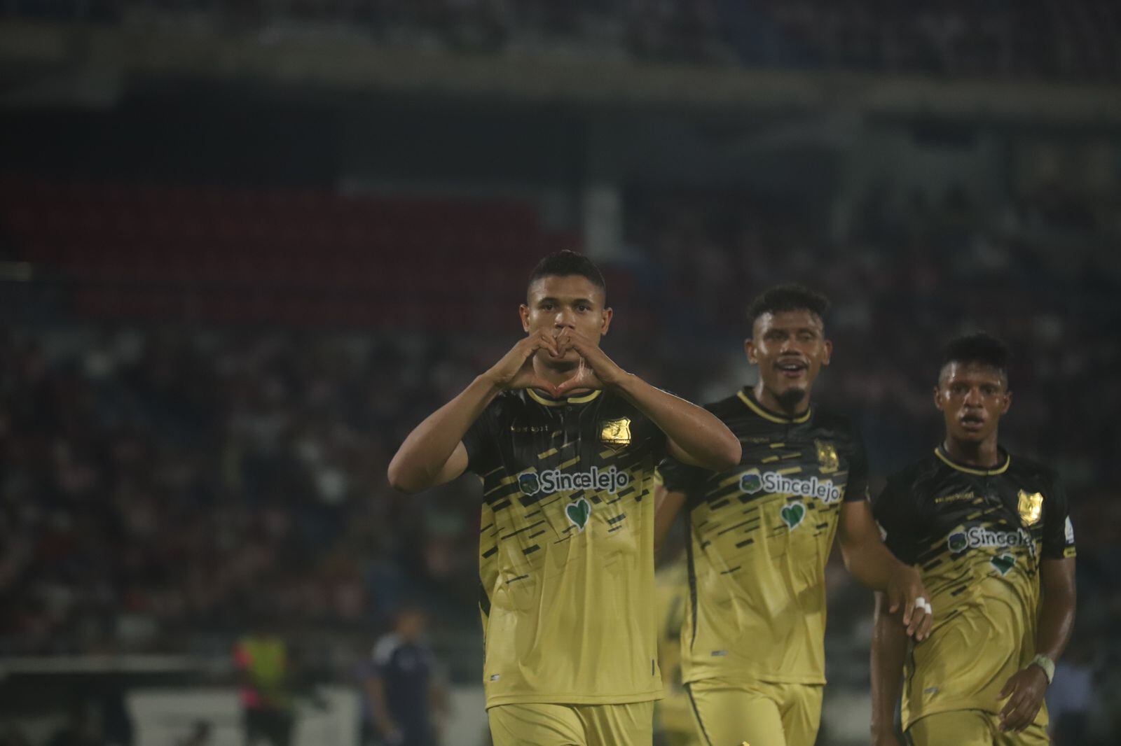 Águilas Doradas se metió entre los ocho mejores tras su triunfo ante Junior FC en Barranquilla - crédito Colprensa