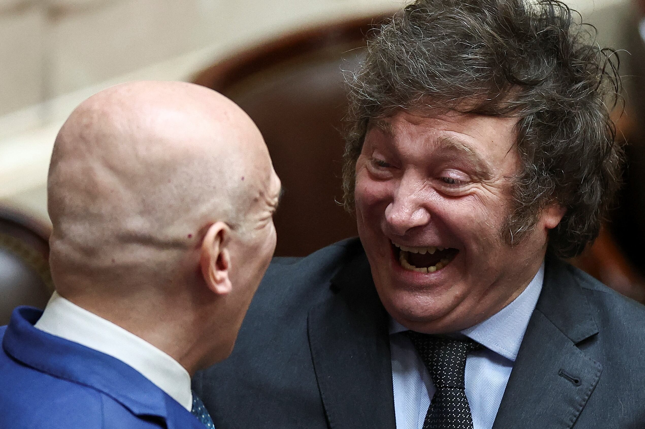 Javier Milei ríe durante una charla con José Luis Espert en el Congreso (Foto: Reuters / Agustin Marcarian)