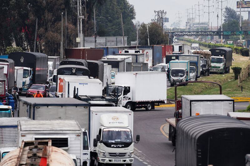 El país enfrenta una ola de protestas debido al incremento en el valor del combustible, paralizando la economía y generando fuerte rechazo en la población - crédito Nathalia Angarita / Reuters