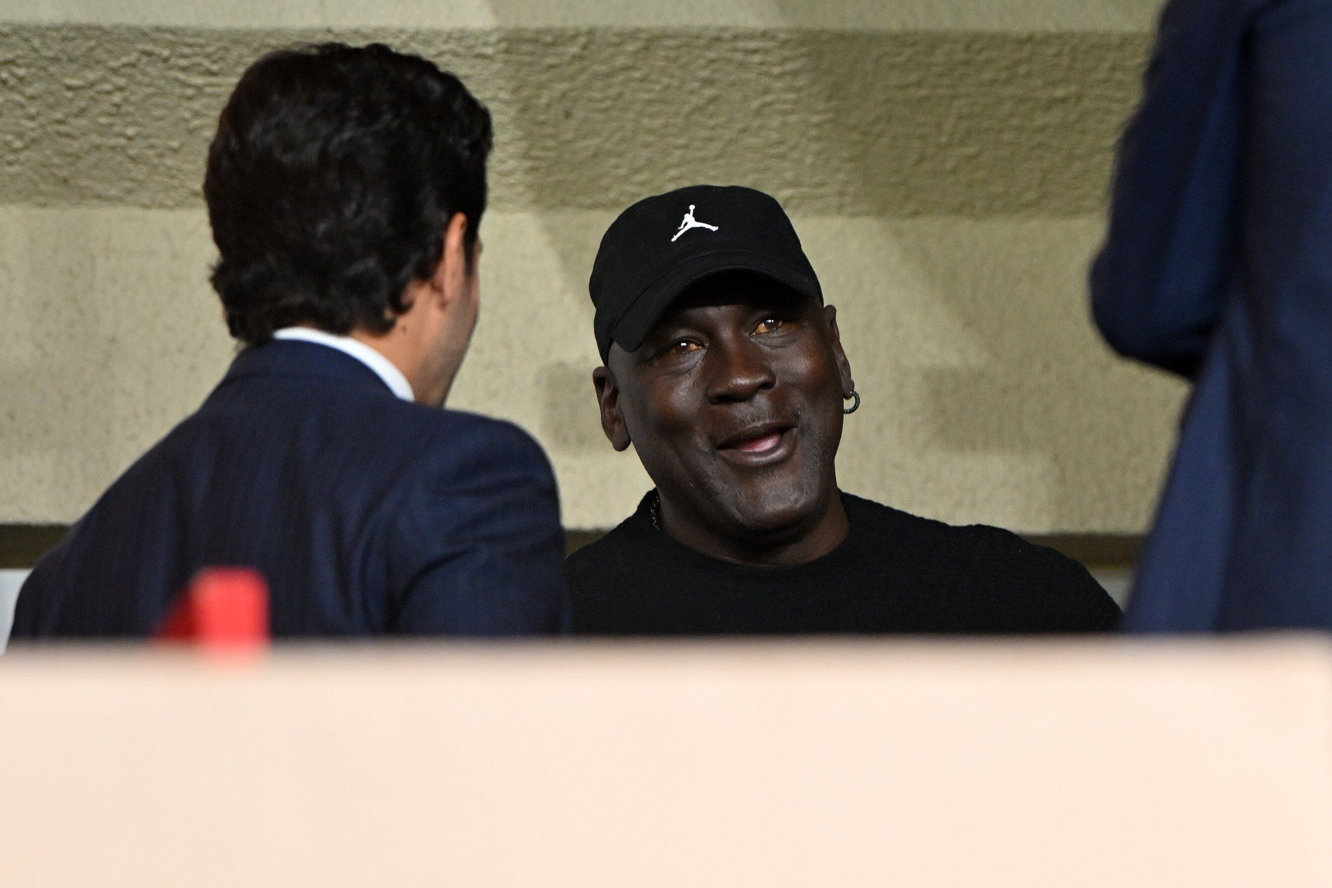 Michael Jordan presenció la victoria del Monaco ante Barcelona en Champions League y sus ojos amarillos hicieron sonar las alarmas (@FCBarcelona_es)