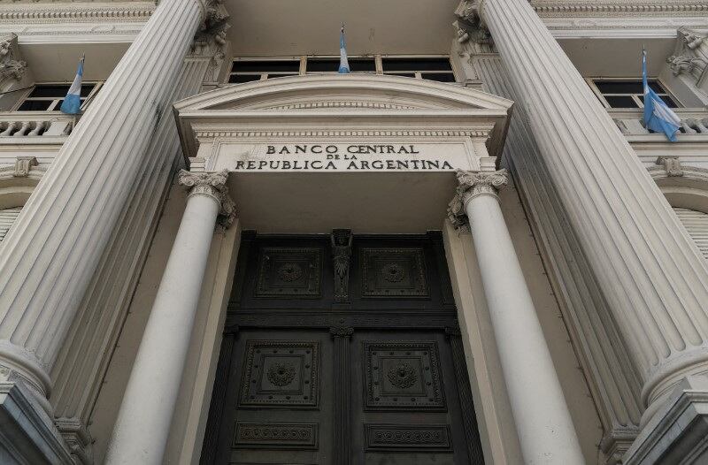 Foto de archivo - Entrada principal al edificio del Banco Central de la República Argentina, en el centro financiero de Buenos Aires, Argentina.  Sep 16, 2020. REUTERS/Agustin Marcarian/