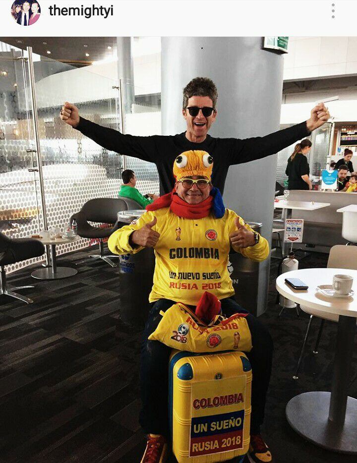 Durante su segunda visita a Colombia, Noel Gallagher se tomó una singular foto en el Aeropuerto El Dorado con una simpatizante de la selección Colombia. Por esos días la Tricolor se jugaba la clasificación al Mundial de Rusia 2018 - crédito @themightyi/Instagram