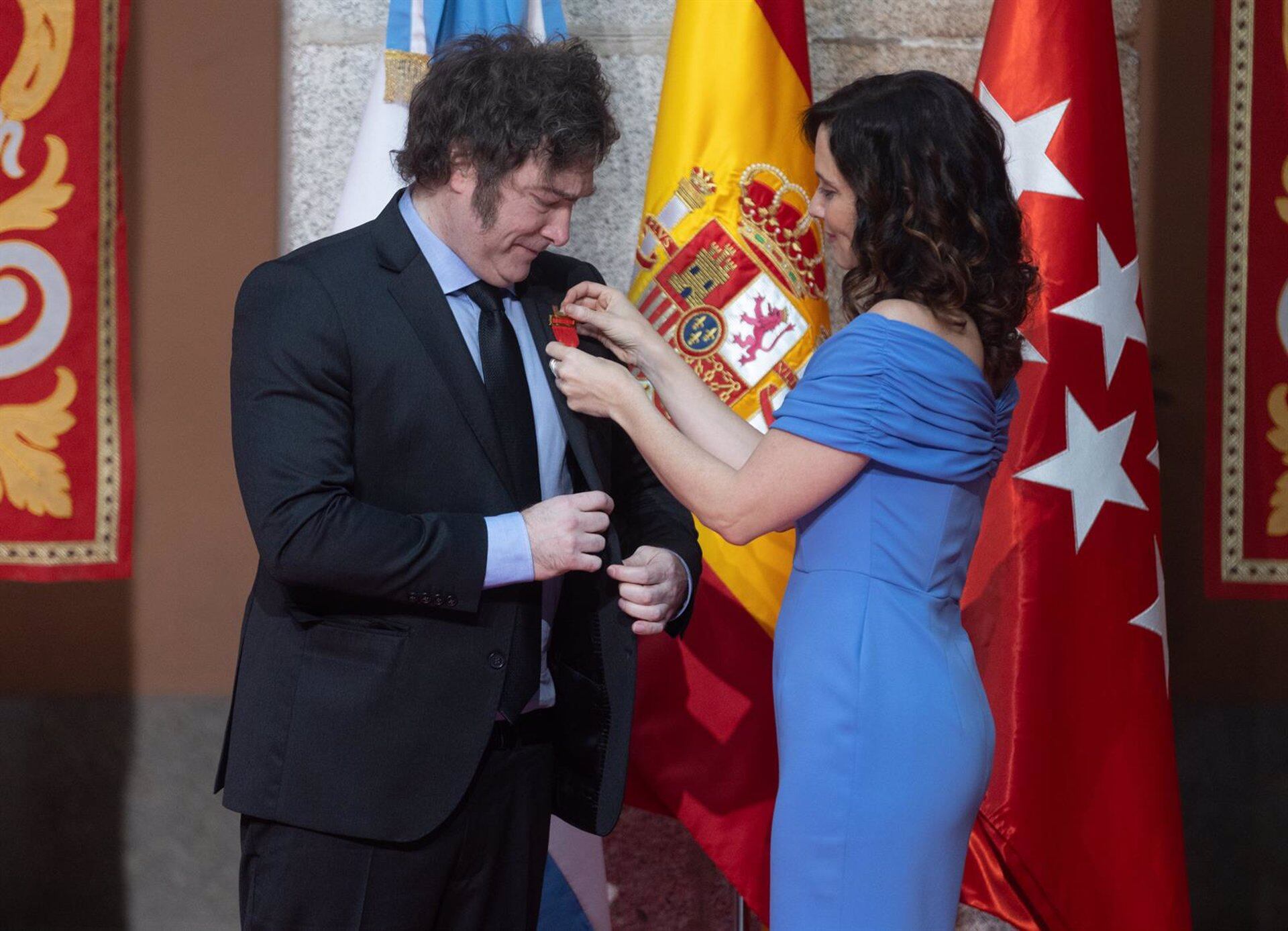 La presidenta de la Comunidad de Madrid, Isabel Díaz Ayuso, condecora al presidente de la República Argentina, Javier Milei, en la Real Casa de Correos, a 21 de junio de 2024, en Madrid. (Eduardo Parra/Europa Press)
