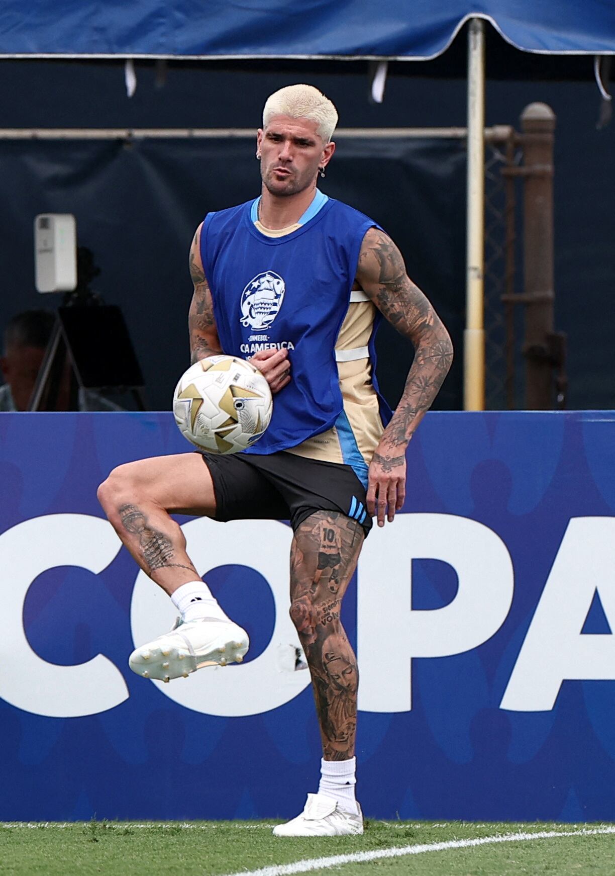 Así le quedó el pelo a Rodrigo De Paul tras sus retoques con el barbero de la Selección (REUTERS/Agustin Marcarian)