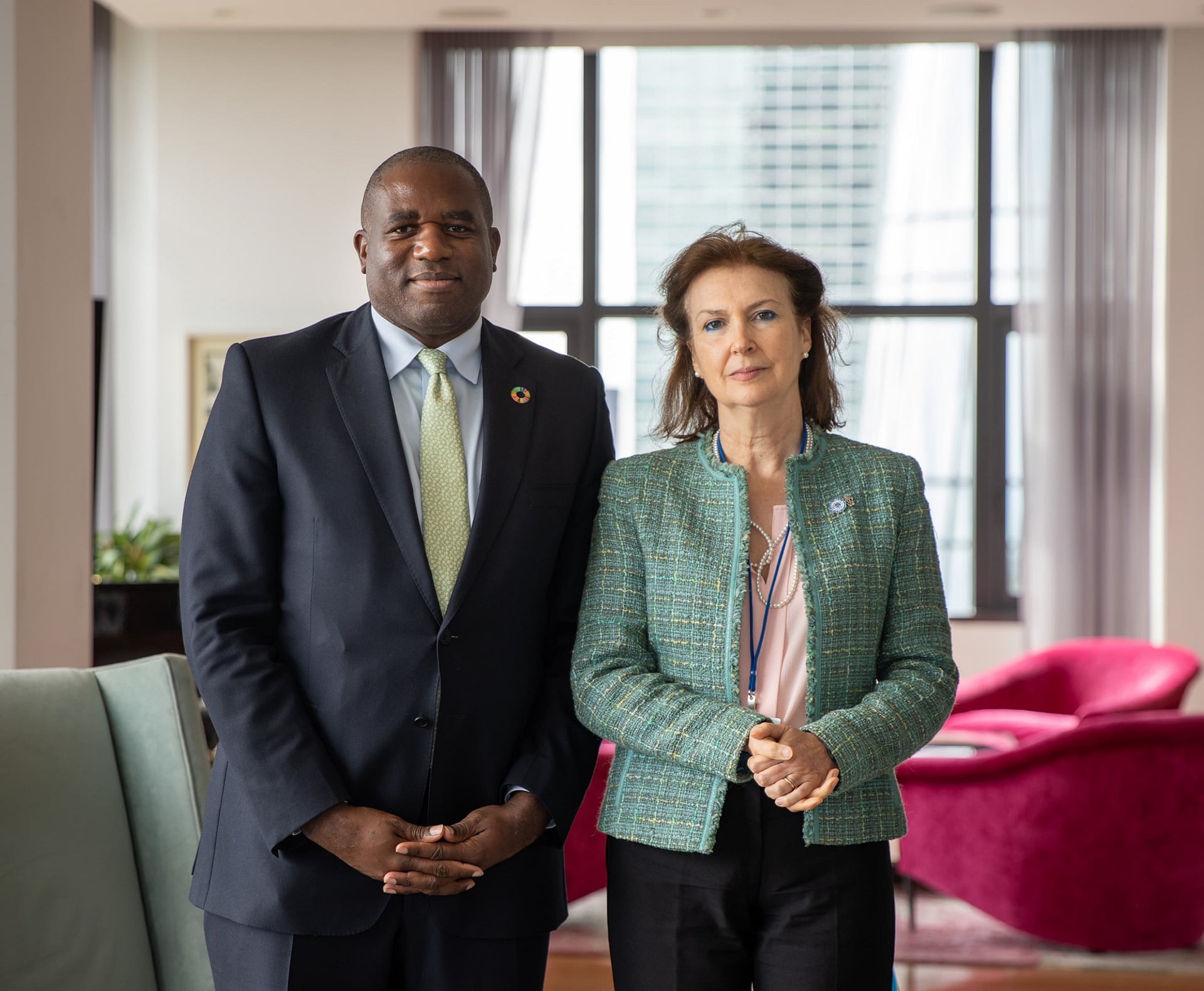 La canciller Diana Mondino con el canciller inglés David Lammy