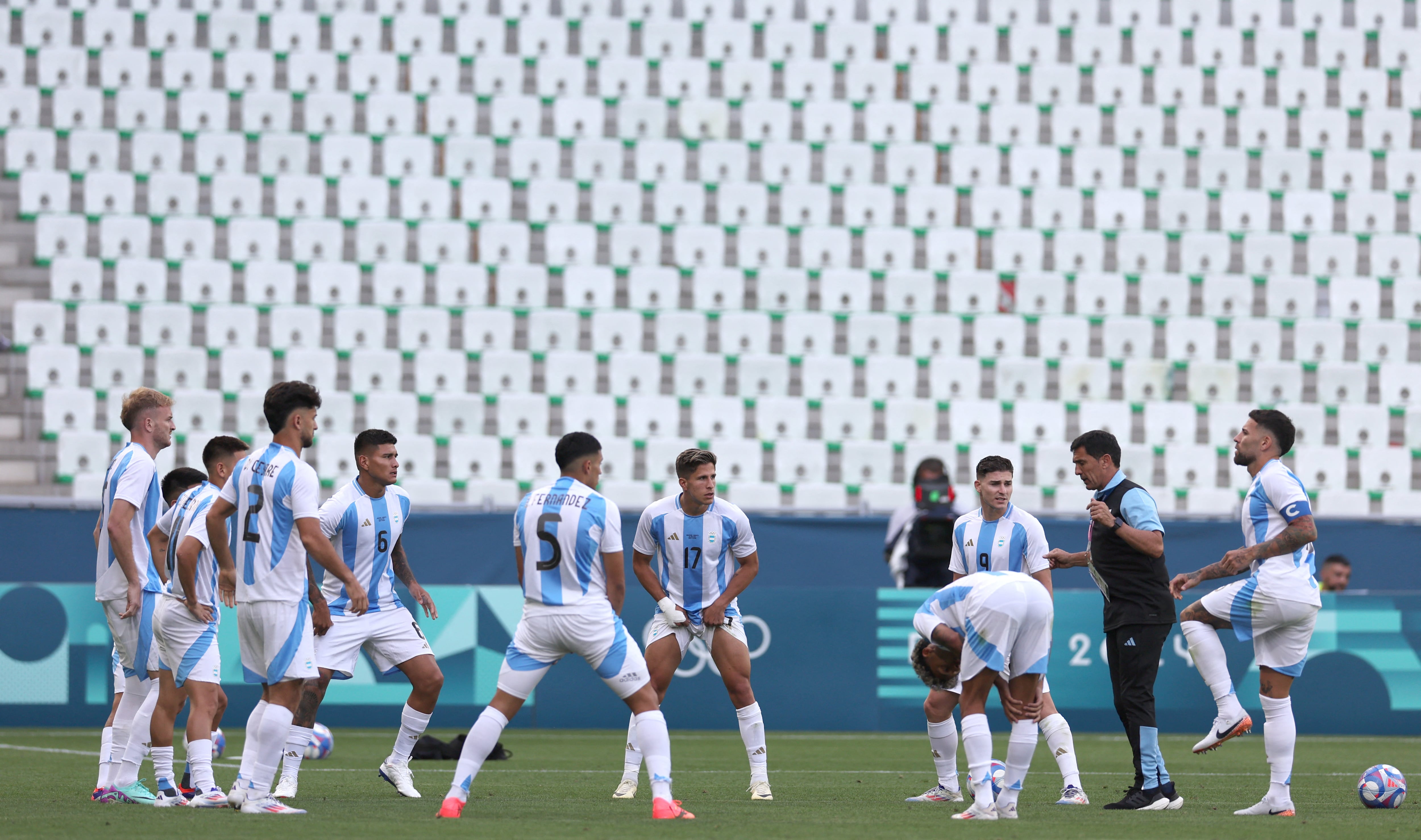 Inédita situación en Francia: el partido entre Argentina y Marruecos se reanudará luego de dos horas de parate (REUTERS/Thaier Al-Sudani)