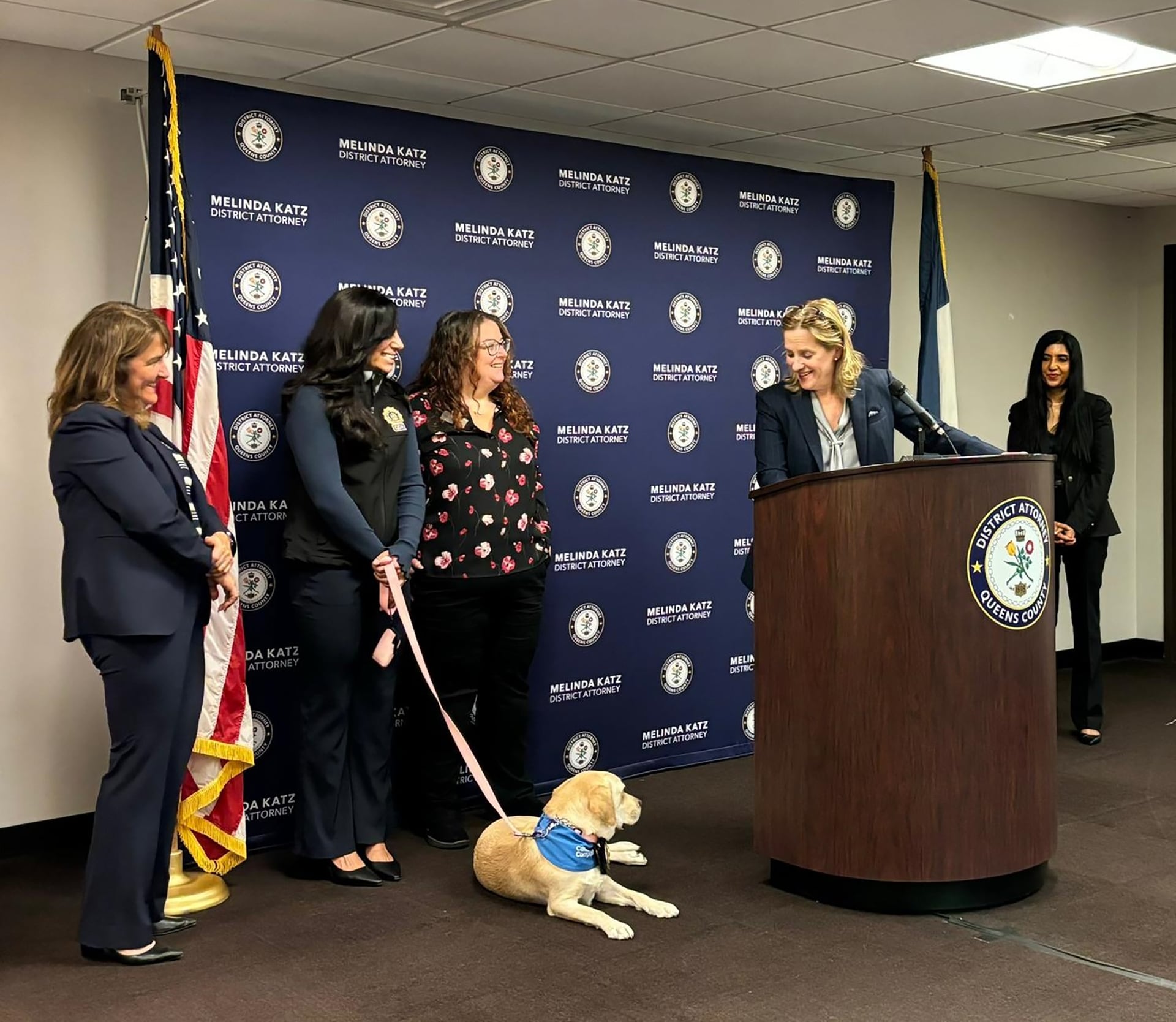 Durante su corta carrera ha ayudado a varias personas a reconfortarse. (Facebook/Queens District Attorney Melinda Katz)