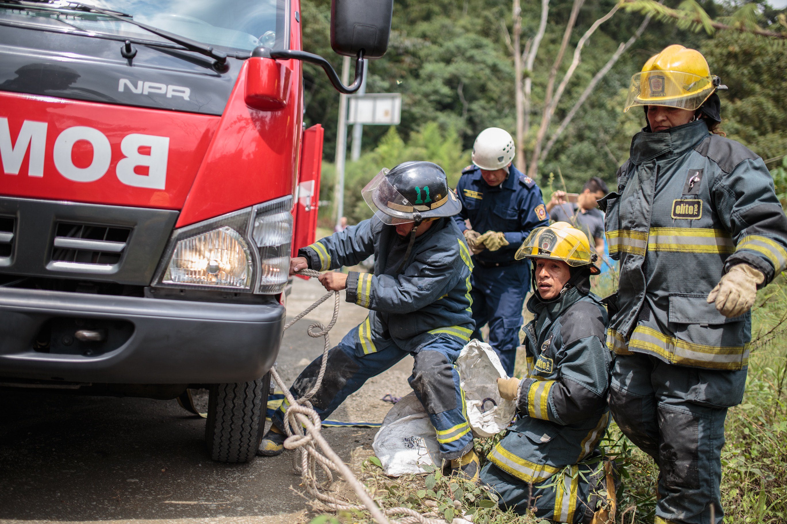 Graves daños en la red eléctrica de Buenaventura generó la caída de un árbol en plena vía pública