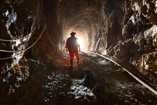 La Agencia Nacional de Minería detuvo las labores de rescate en la mina Zijin Continental Gold tras detectar riesgos de derrumbes y explosiones en el área - crédito iStock