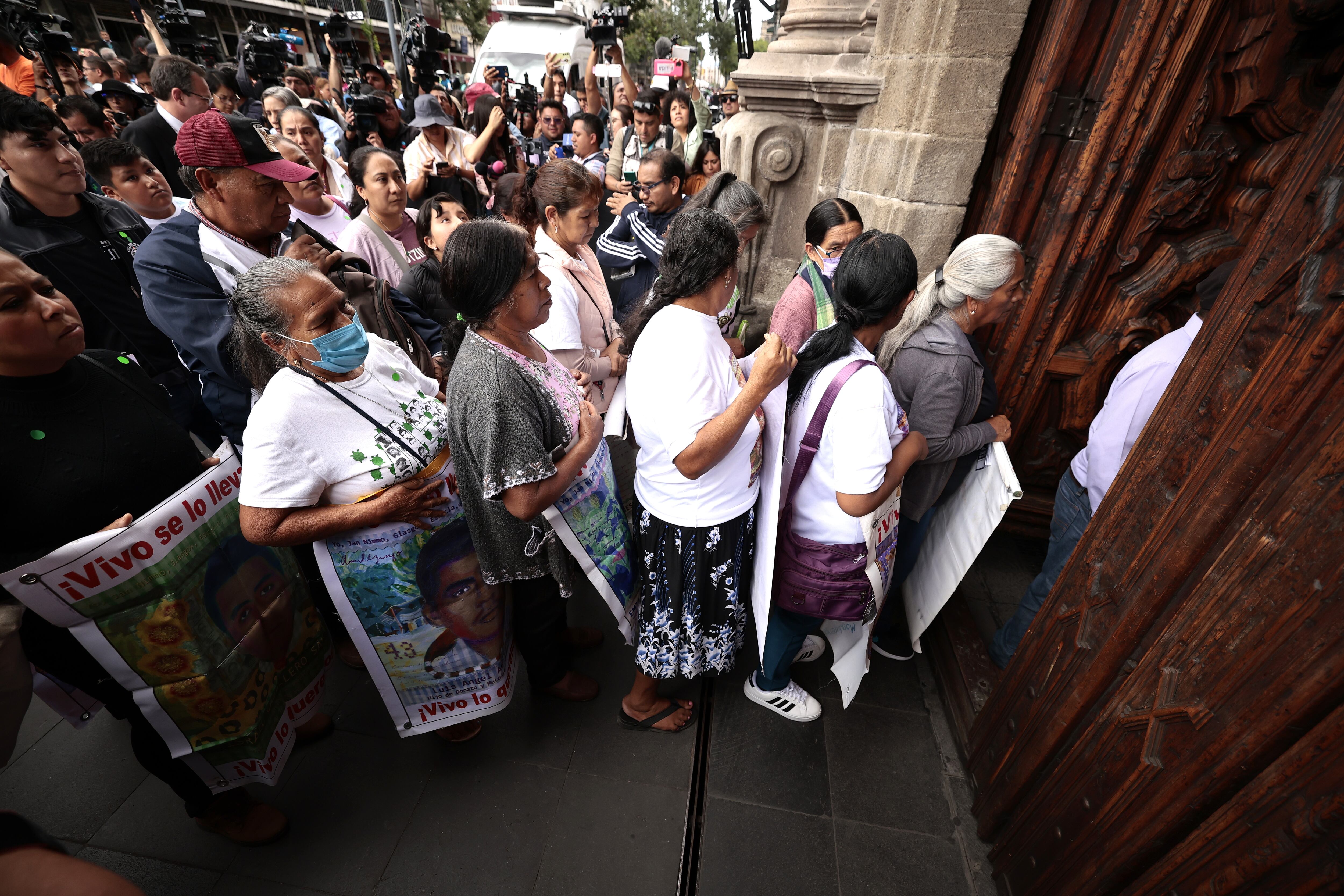 Los padres de los 43 estudiantes desaparecidos de Ayotzinapa durante una reunión con la presidenta electa de México, Claudia Sheinbaum. (México). EFE/José Méndez
