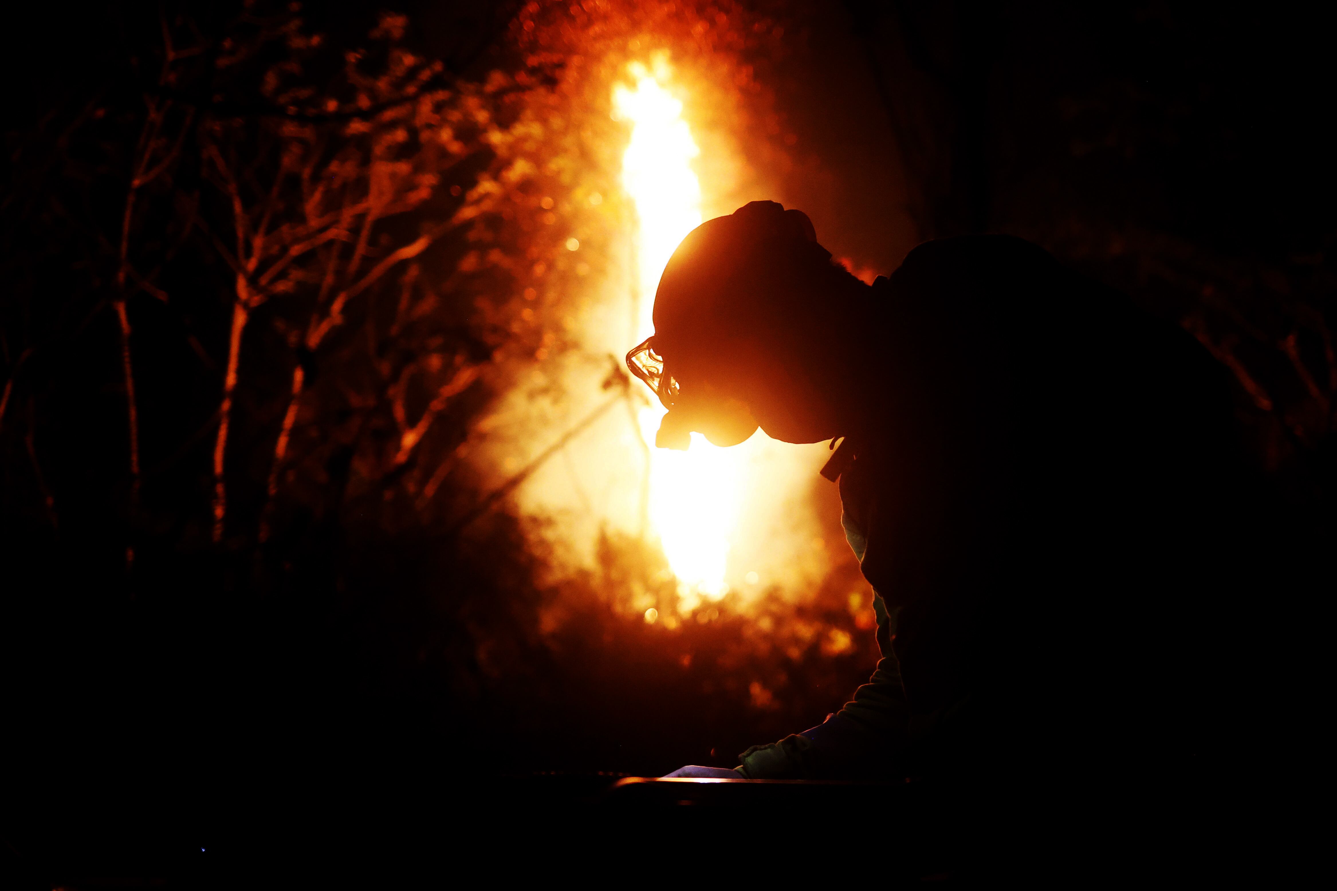 Fotografía de archivo en donde se ven bomberos travajando para apagar un incendio forestal. EFE/ Luis Gandarillas 