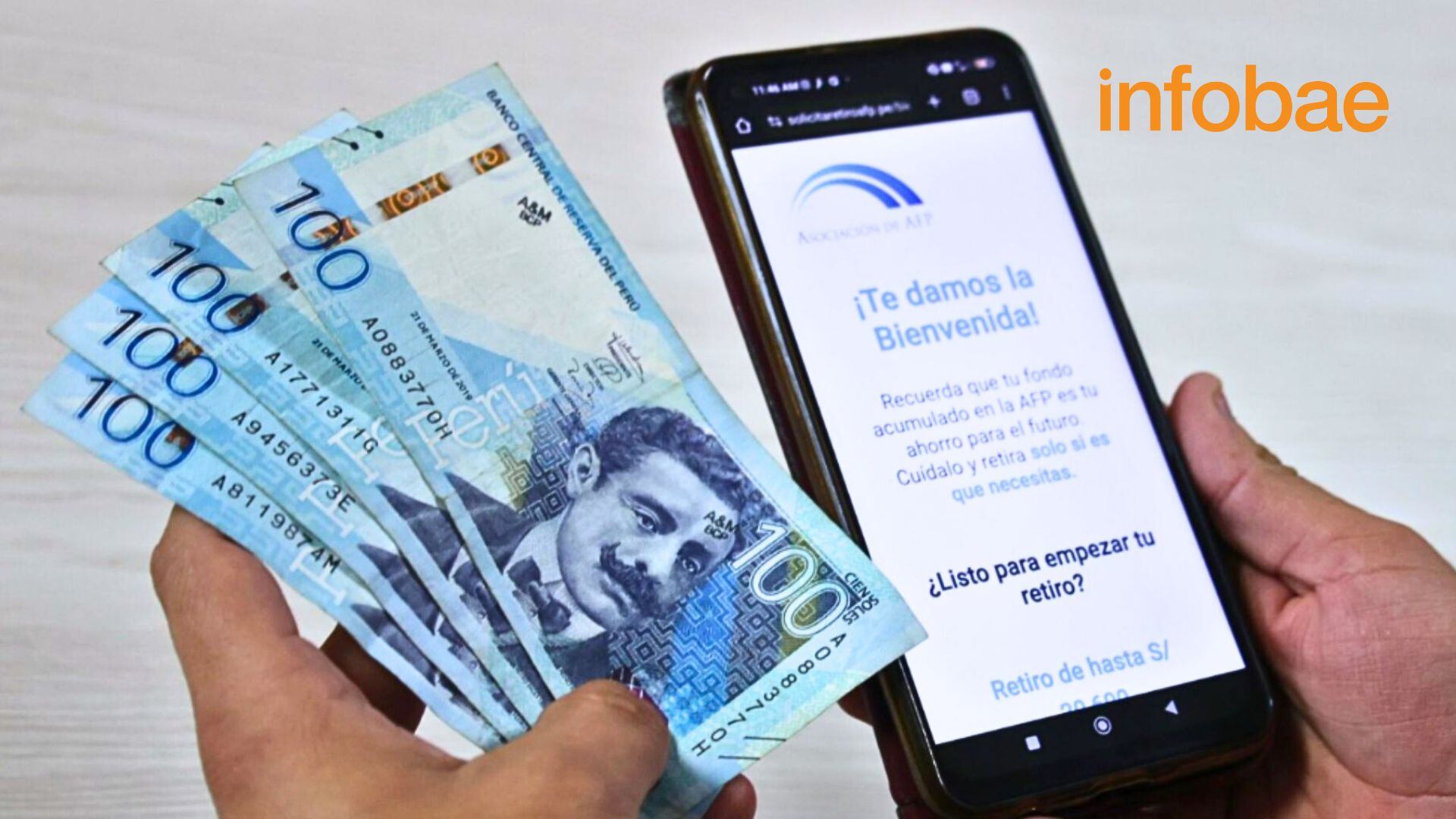 Mano que agarra billetes de 100 soles y otra mano que agarra un celular con la página del retiro AFP abierta