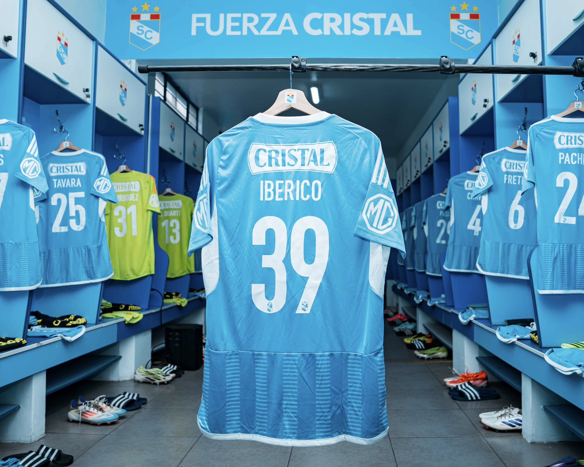 La delegación de Sporting Cristal en el camerino y los jugadores que serán parte del duelo ante Carlos A. Mannnucci. - créditos: Sporting Cristal