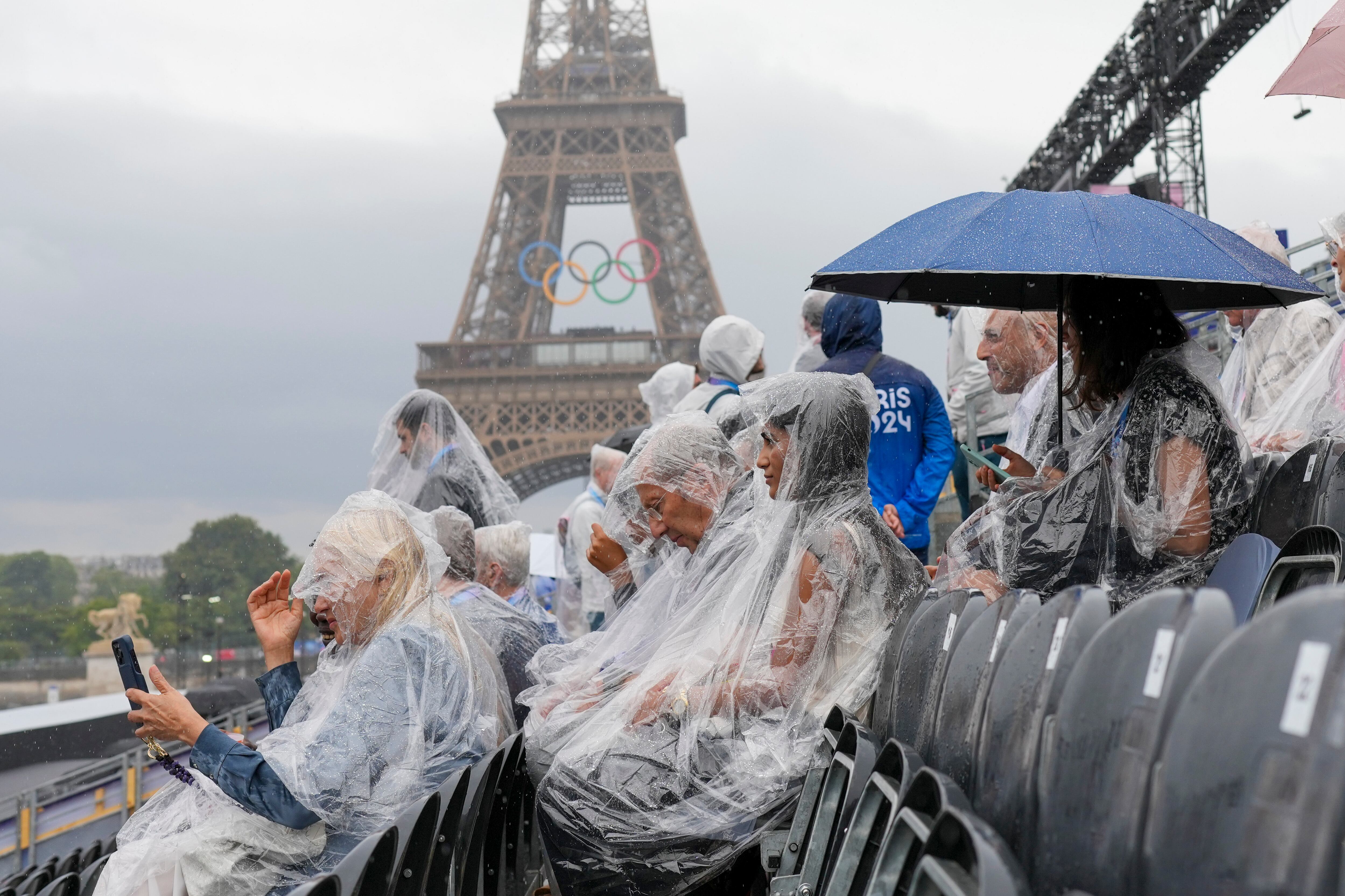 Espectadores aguardan el comienzo de la ceremonia de apertura de los Juegos Olímpicos de París, el viernes 26 de julio de 2024. (AP Foto/Thibault Camus)