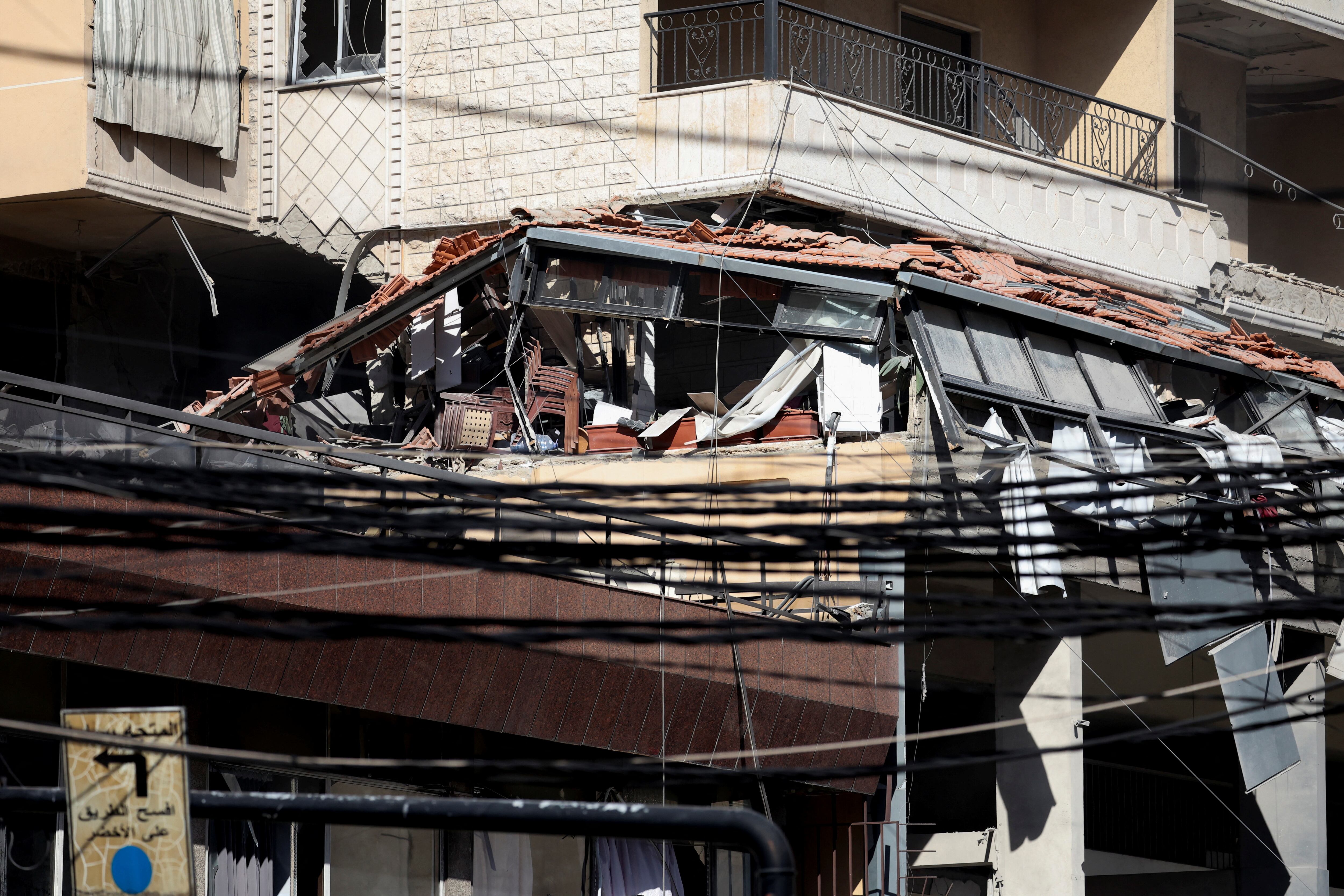 Una vista muestra un edificio dañado en el lugar de un ataque israelí en los suburbios del sur de Beirut, Líbano (REUTERS/Mohamed Azakir)