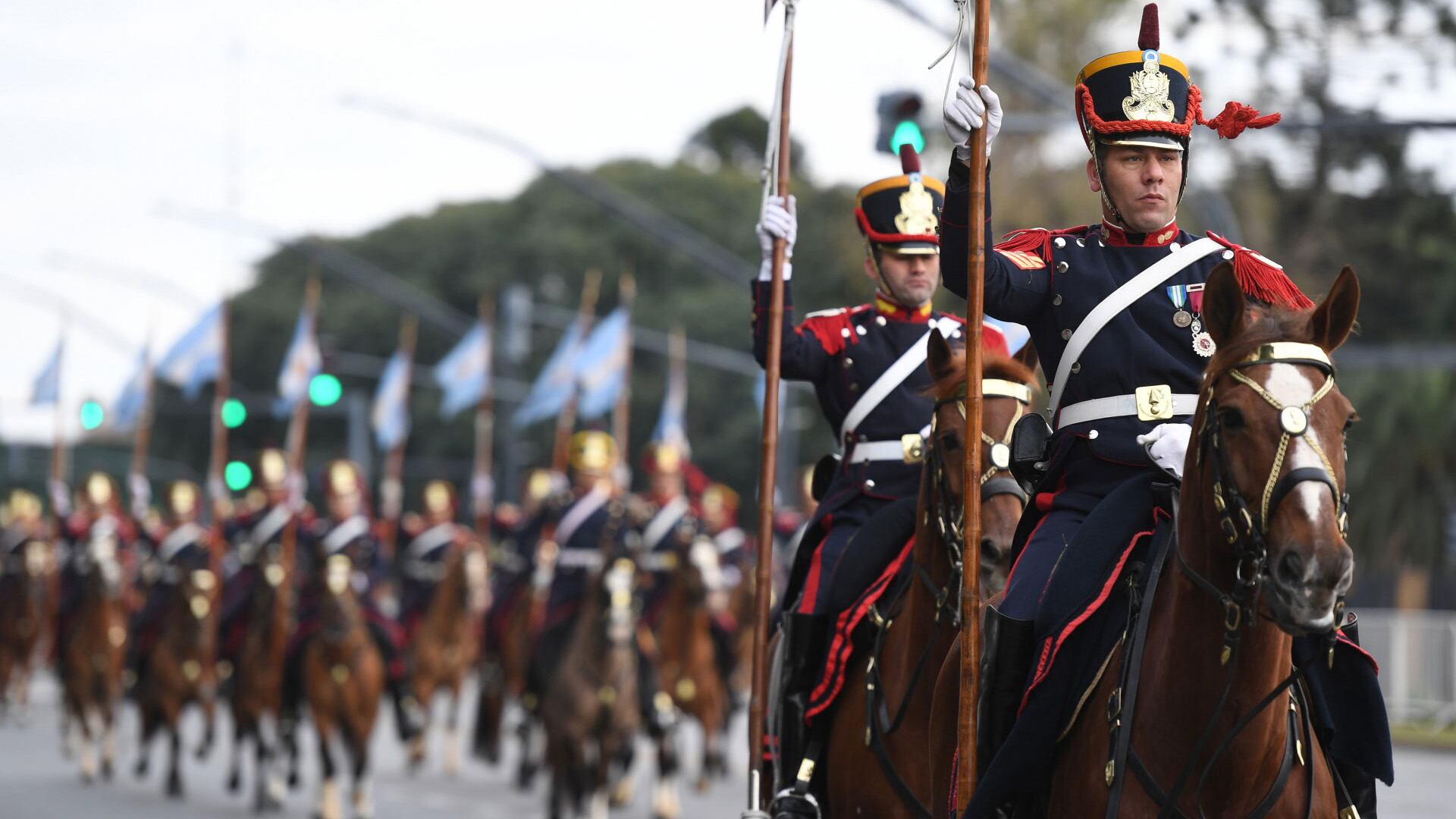 Los regimientos históricos desfilarán sobre la Avenida del Libertador sobre sus caballos 