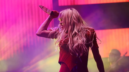 Kesha presentó su primera canción como artista independiente con un cuchillo en la mano 