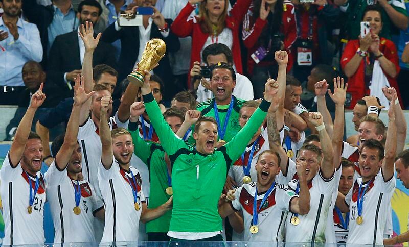 Manuel Neuer con la Copa del Mundo 2014 que ganó en Brasil con la selección de Alemania ante la Argentina (REUTERS/Eddie Keogh)