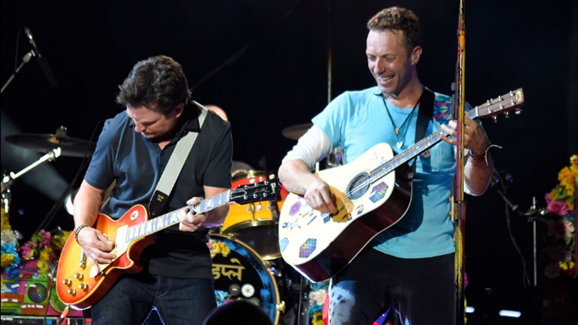 En 2016, Michael J. Fox y Coldplay colaboraron en la interpretación de “Johnny B. Goode” en el MetLife Stadium de Nueva Jersey. (Créditos: Infobae)