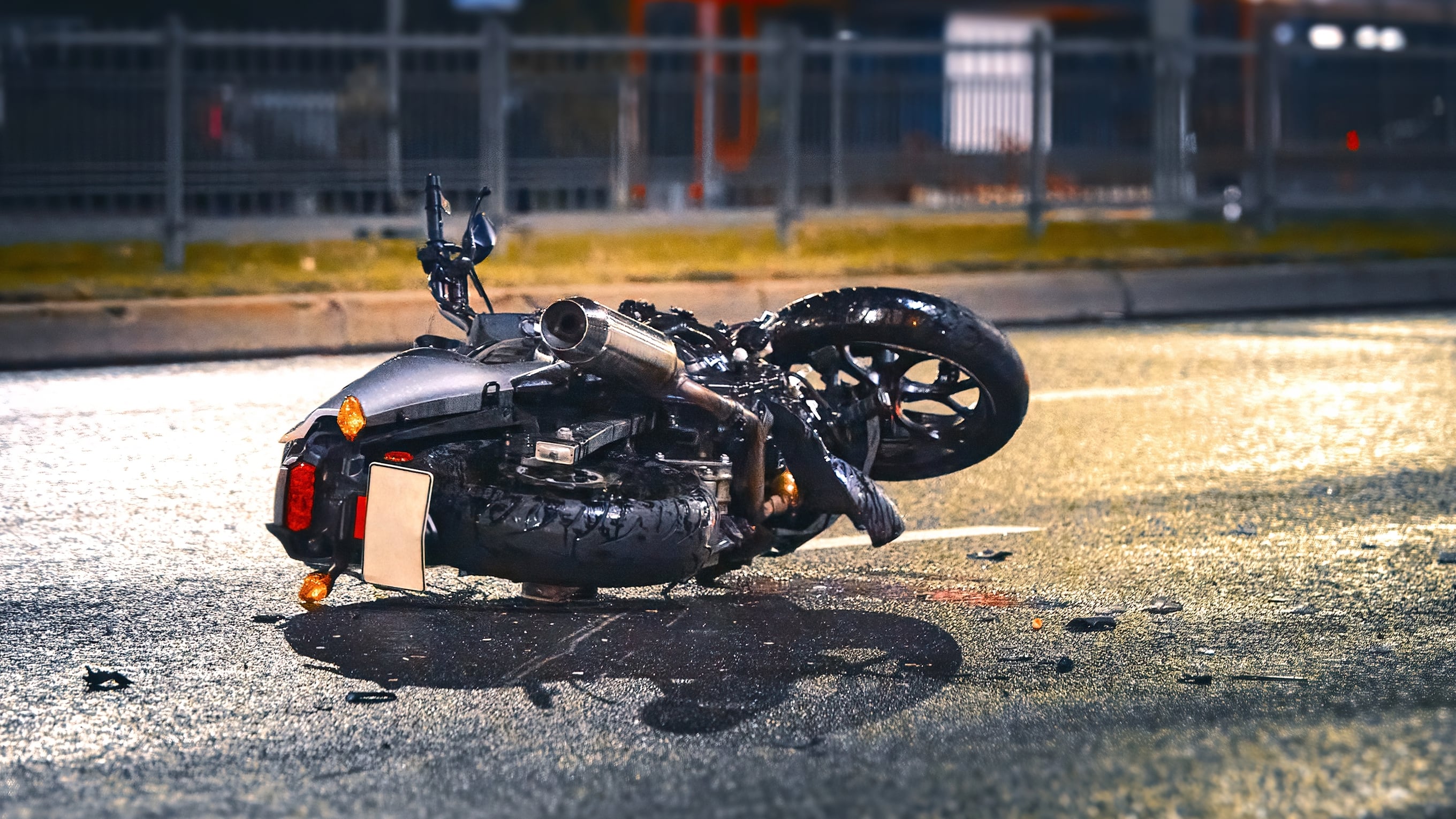 Una moto sobre el asfalto (ShutterStock).