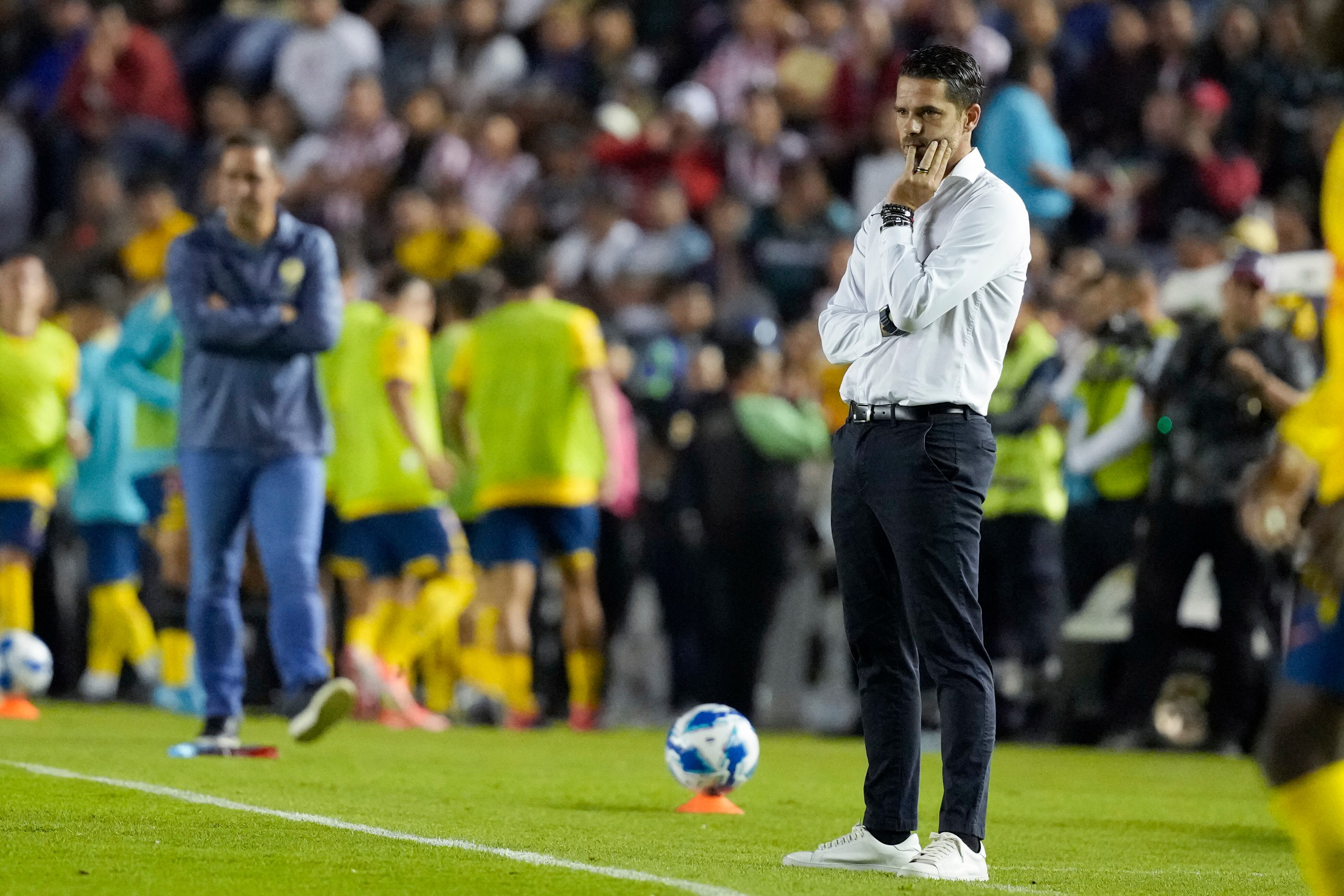 El técnico Fernando Gago de Chivas Guadalajara durante el partido contra el América en la Liga MX, el sábado 14 de septiembre de 2024, en Ciudad de México. (AP Foto/Eduardo Verdugo)