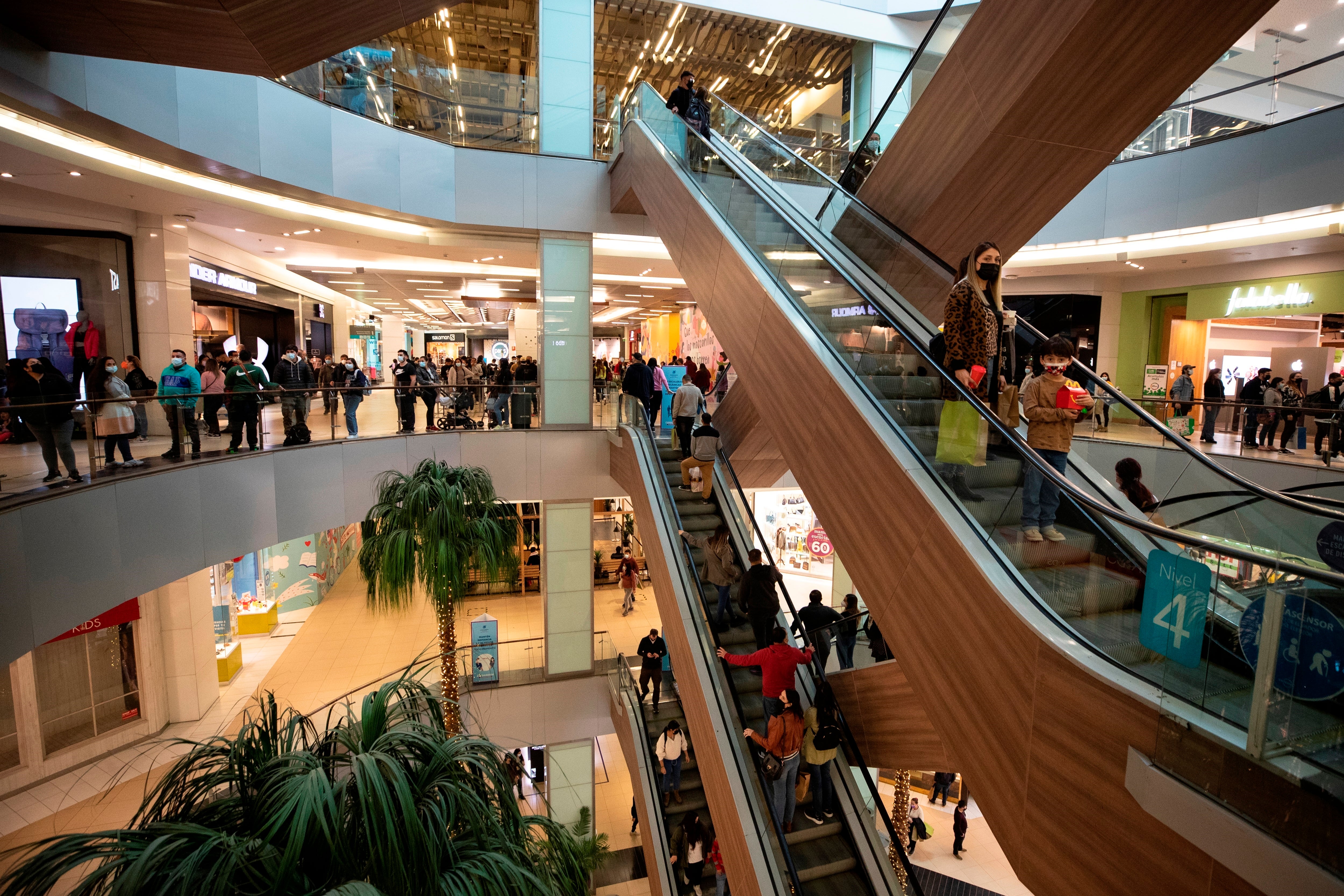 Cientos de personas visitan el centro comercial Costanera Center en Santiago de Chile (Chile). EFE/Alberto Valdés/Archivo
