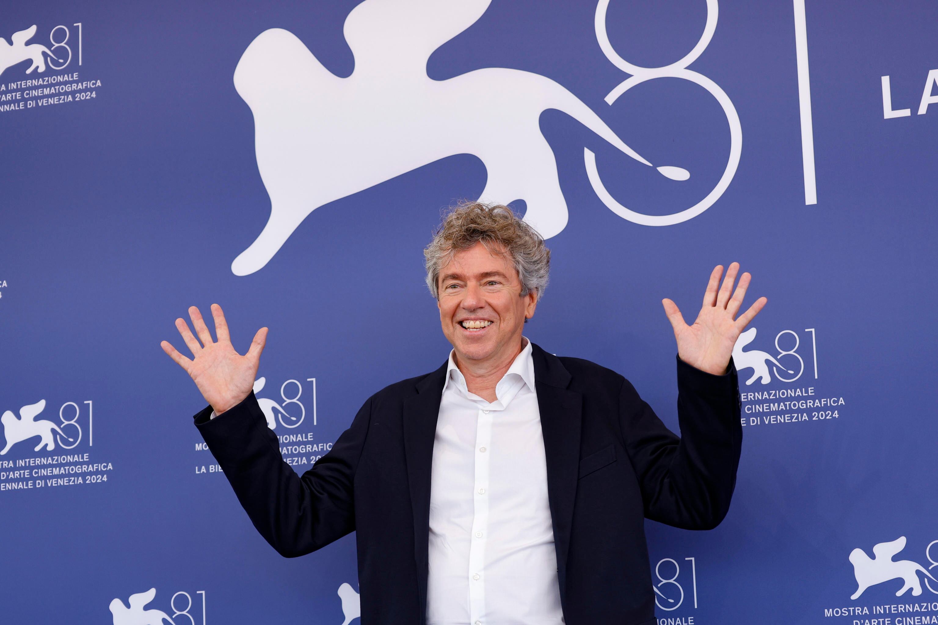 El director alemán Andres Veiel posa antes del estreno del documental "Riefenstahl" durante el Festival de Cine de Venecia