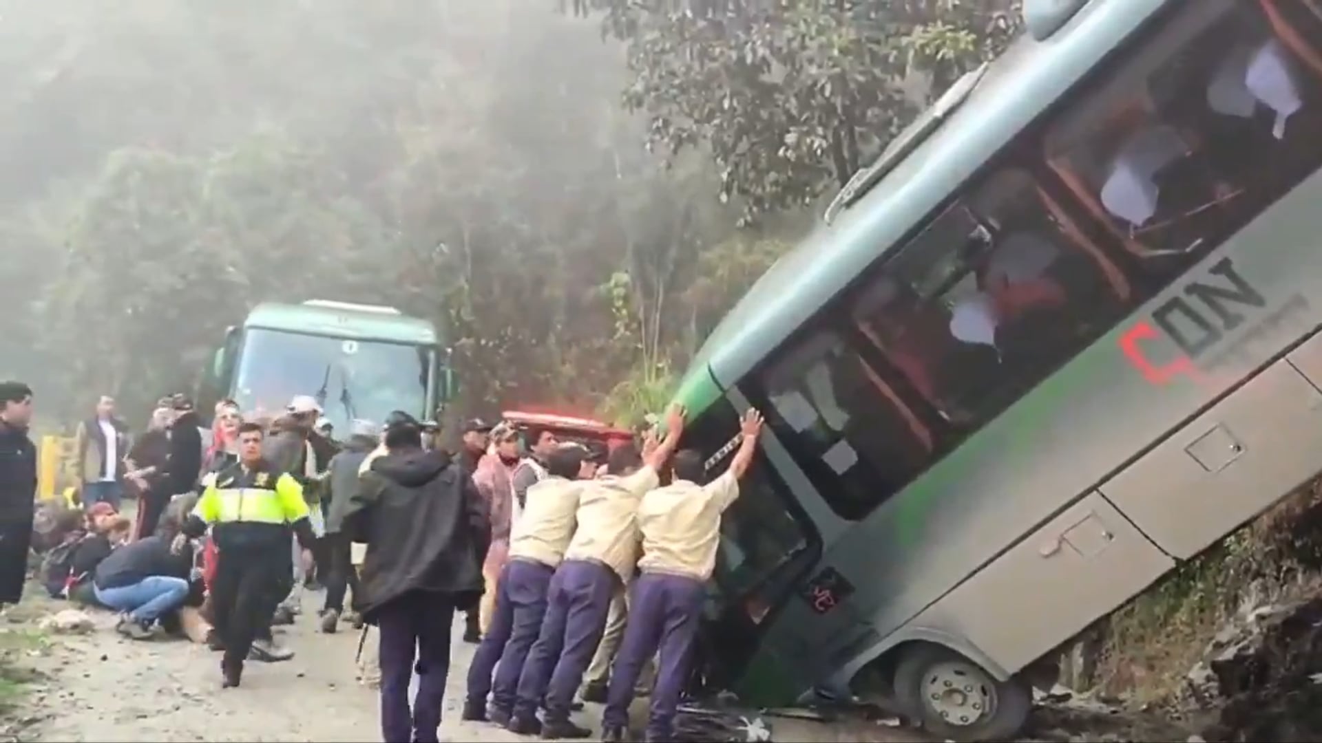 Un micro turístico cayó por una pendiente en Machu Picchu y dos argentinos resultaron heridos 