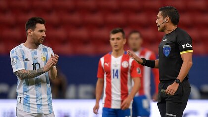 Radiografía de Jesús Valenzuela, el árbitro del debut de Argentina en la Copa América: sus llamativas estadísticas y por qué dejó de ir al VAR