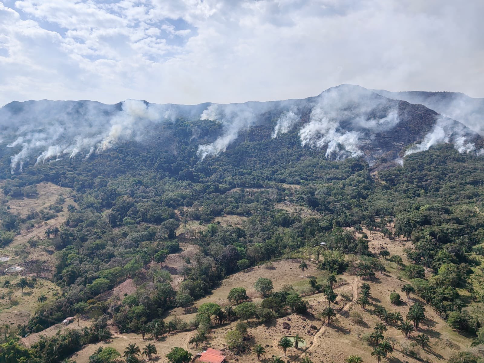 Continúan 14 emergencias en el país - crédito @FuerzaAereaCol/X