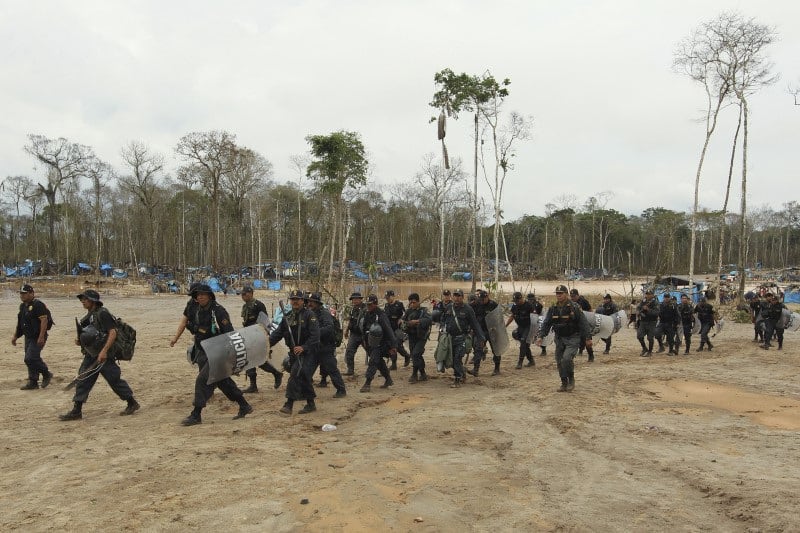 Imagen de archivo referencial de agentes de policía participando en una operación de destrucción de campamentos mineros de oro ilegales en una zona conocida como Mega 13, en la región amazónica sur de Madre de Dios, Perú. 25 de enero, 2014. REUTERS/Stringer/Archivo