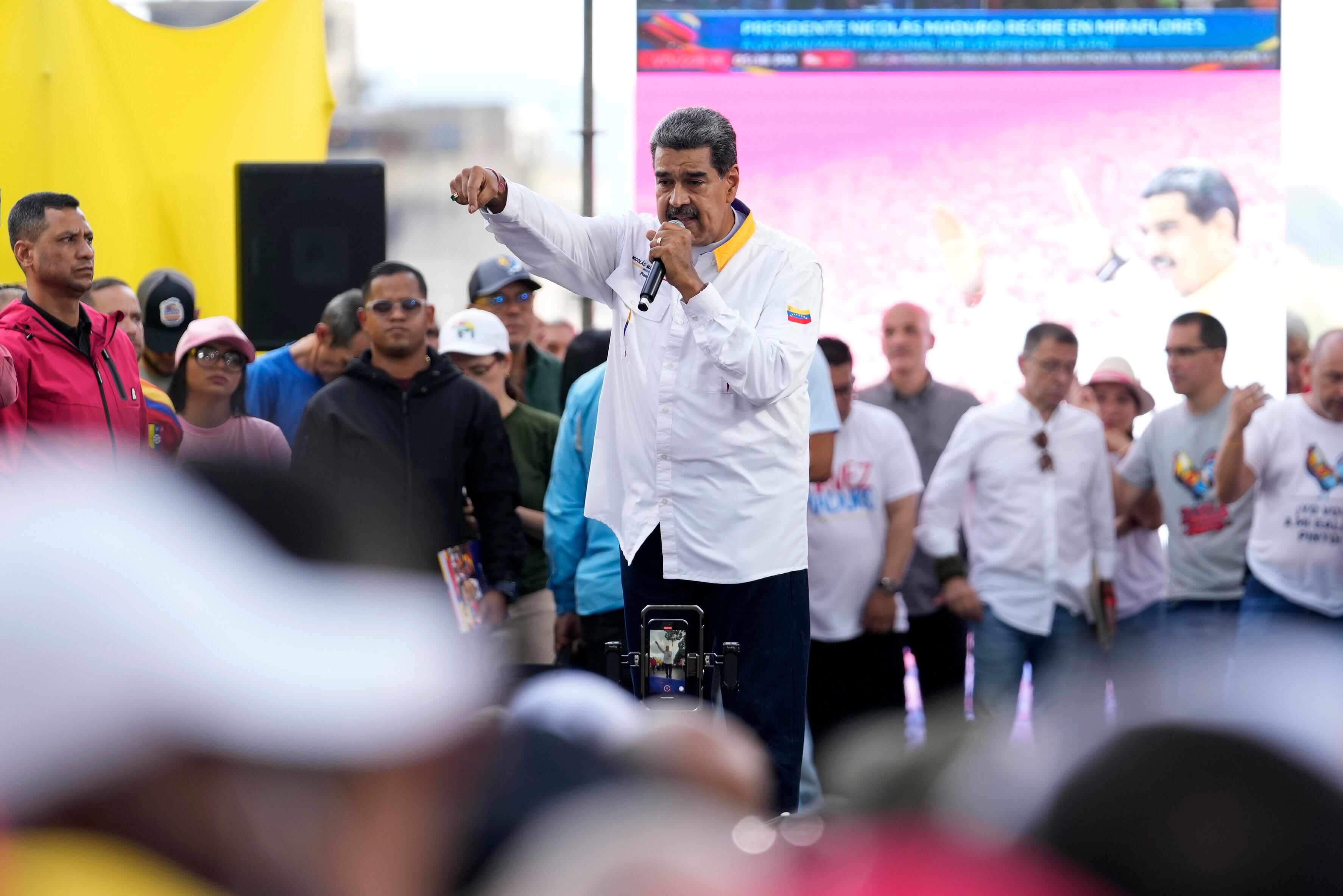 El presidente Nicolás Maduro habla con sus partidarios durante una concentración del gobierno en Caracas, Venezuela, el sábado 3 de agosto de 2024. El martes 6 de agosto de 2024 Estados Unidos instó a Maduro a reconocer “el resultado real” de los comicios de Venezuela, tras haber examinado actas y documentos recopilados por la oposición que serían “casi imposible de falsificar” y muestran que su contrincante Edmundo González habría obtenido la mayoría de los votos. (Foto AP/Matías Delacroix)