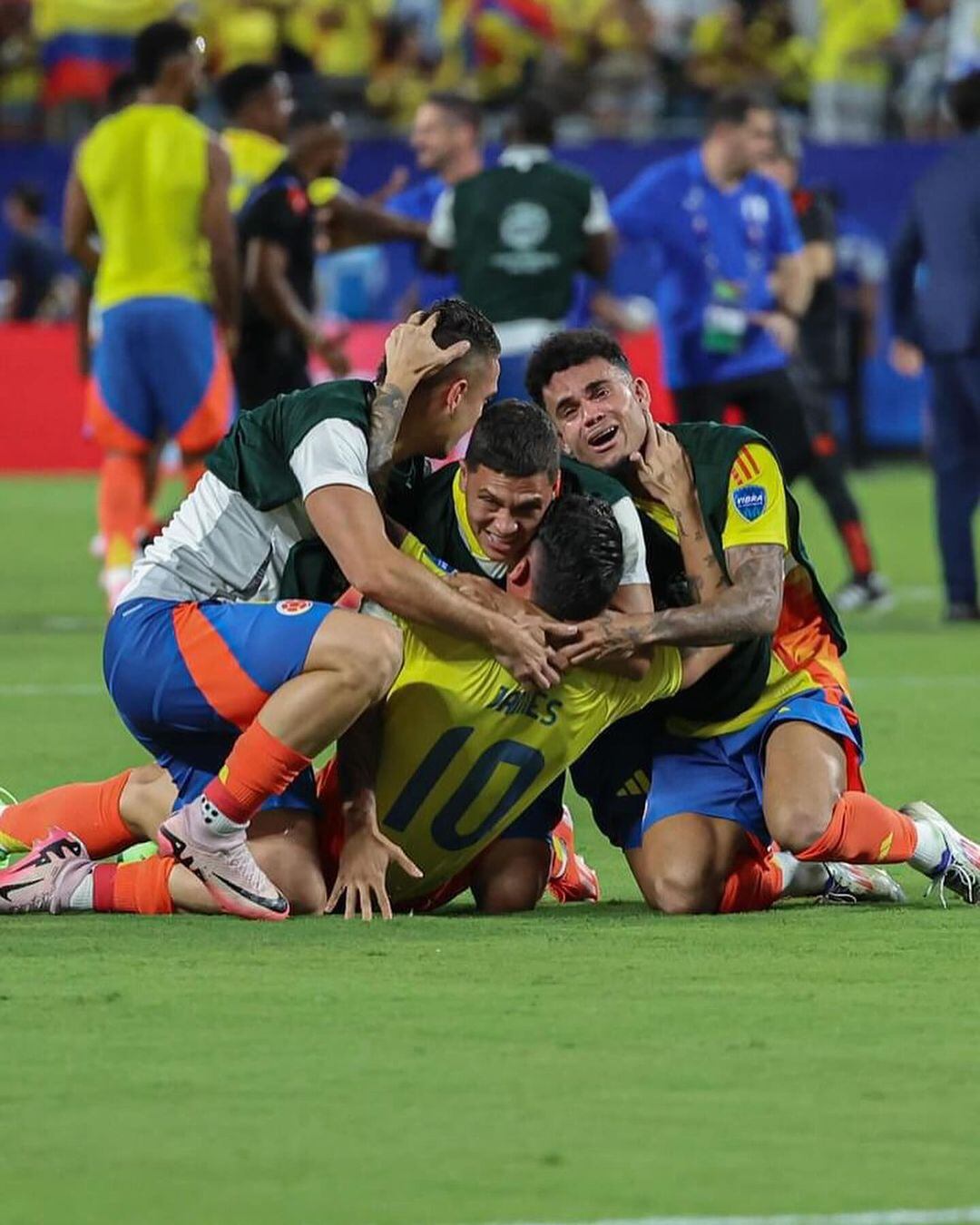 La selección Colombia celebrando la victoria a Uruguay. (Foto: Instagram/luisdiaz19_)