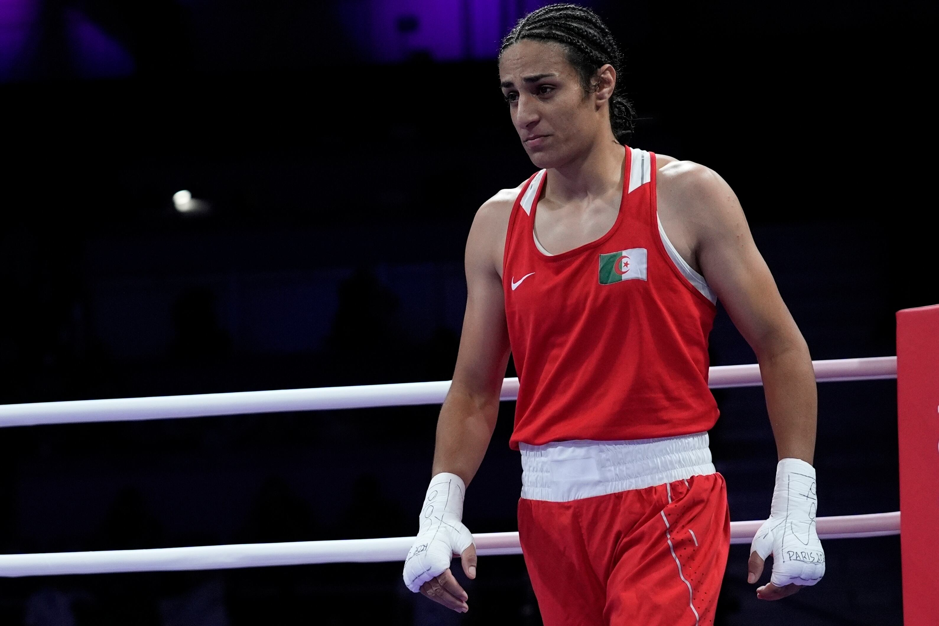 Imane Khelif, de Argelia, después de vencer a la italiana Angela Carini en su combate de peso ligero femenino de los Juegos Olímpicos (AP Foto/John Locher)