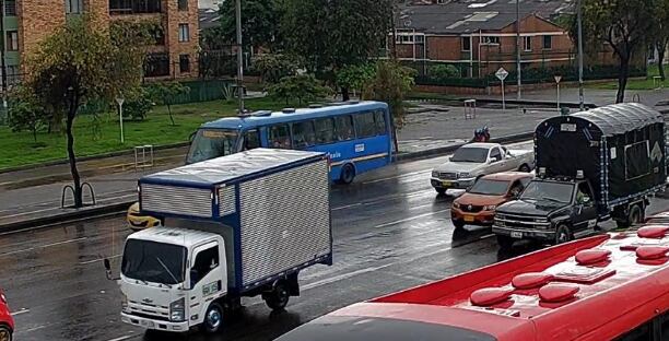 Vehículo varado en la localidad de Kennedy, en la av. Américas con carrera 73B - crédito @BogotaTransito / X