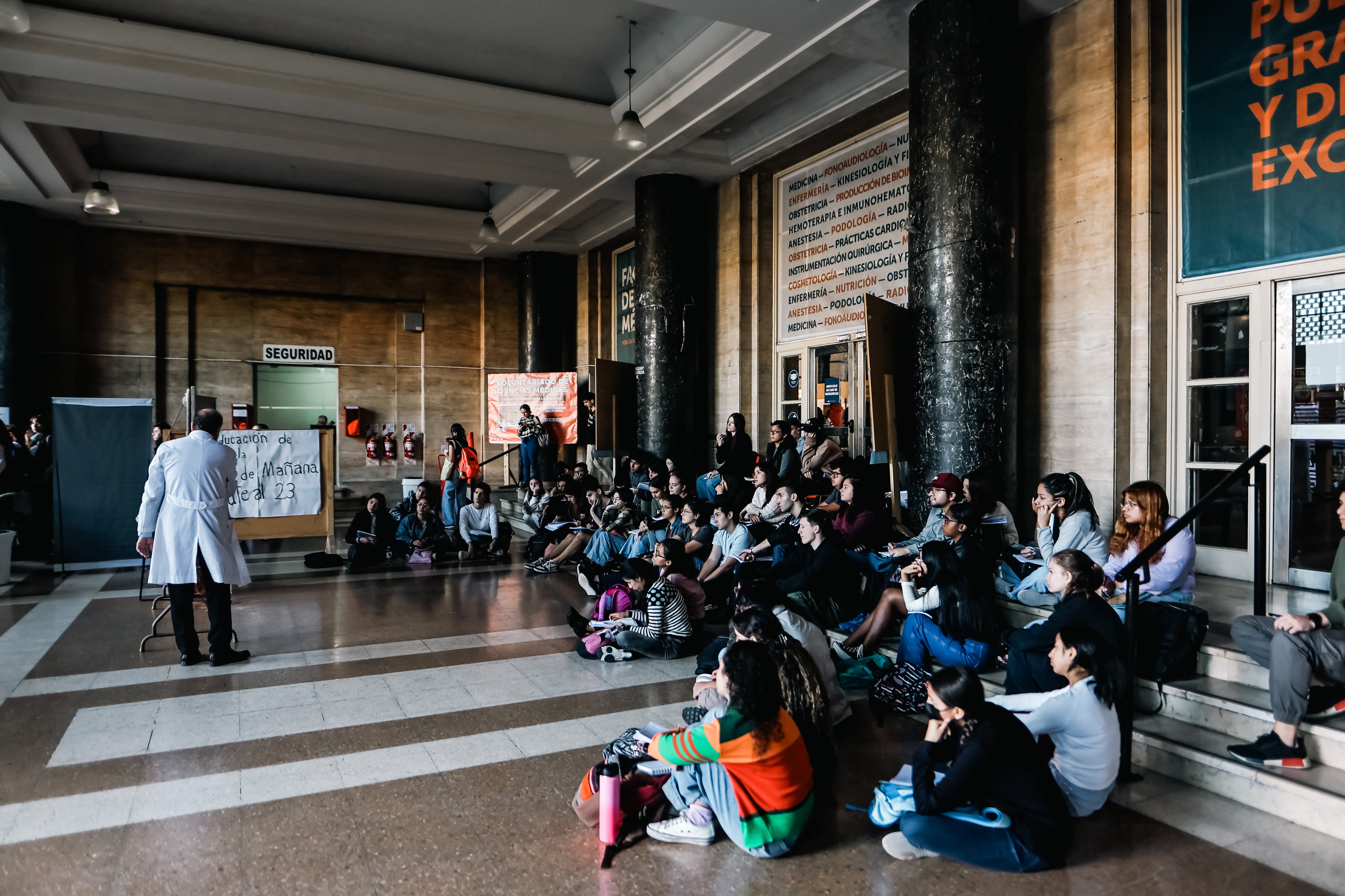 Clase en la Facultad de Medicina de la UBA que se encontraba a oscuras por falta de presupuesto, el 19 de abril pasado (EFE/ Juan Ignacio Roncoroni)
