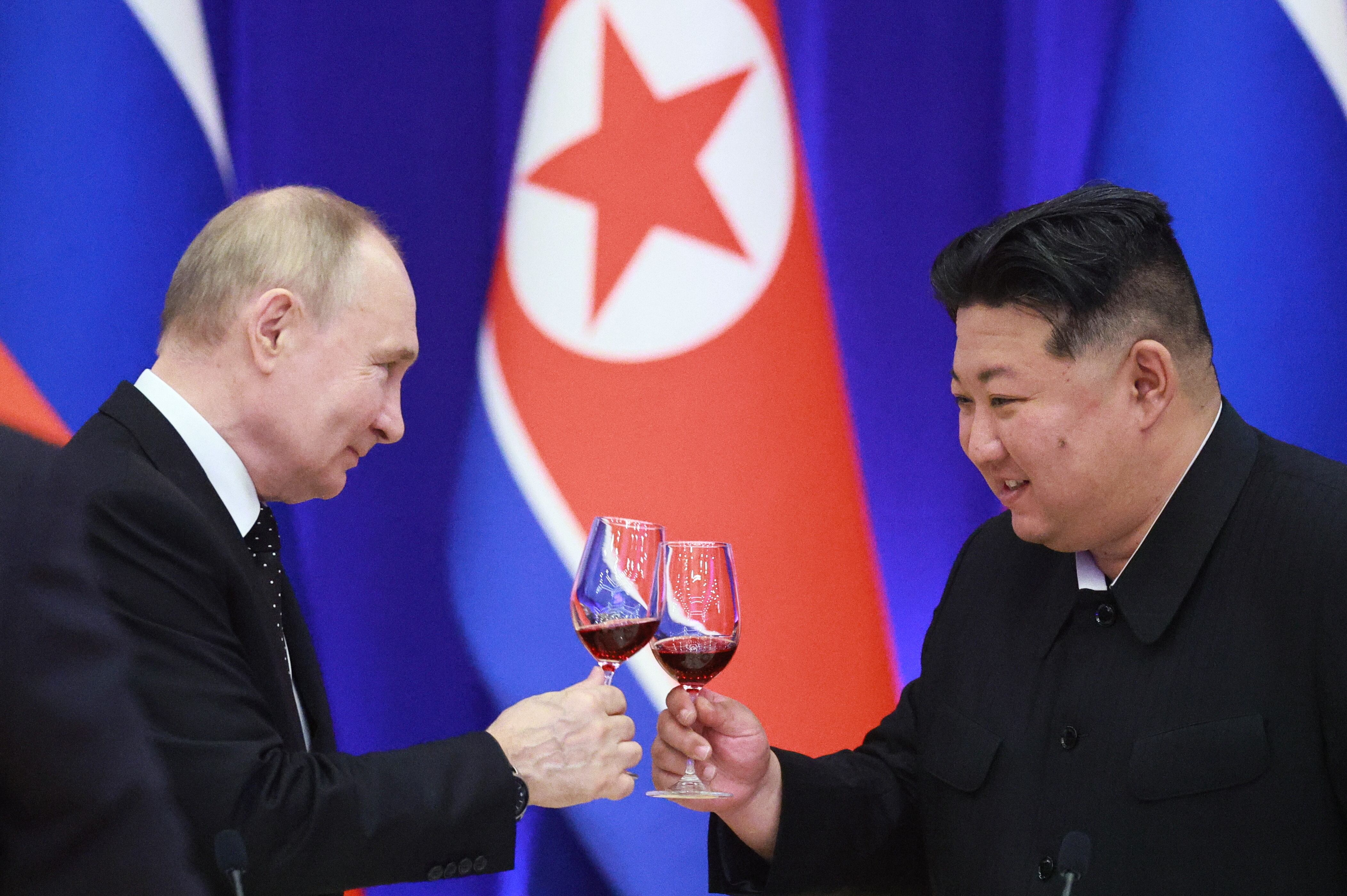 El jefe de estado ruso Vladímir Putin (izq.), y el dictador norcoreano, Kim Jong-un (EFE)
