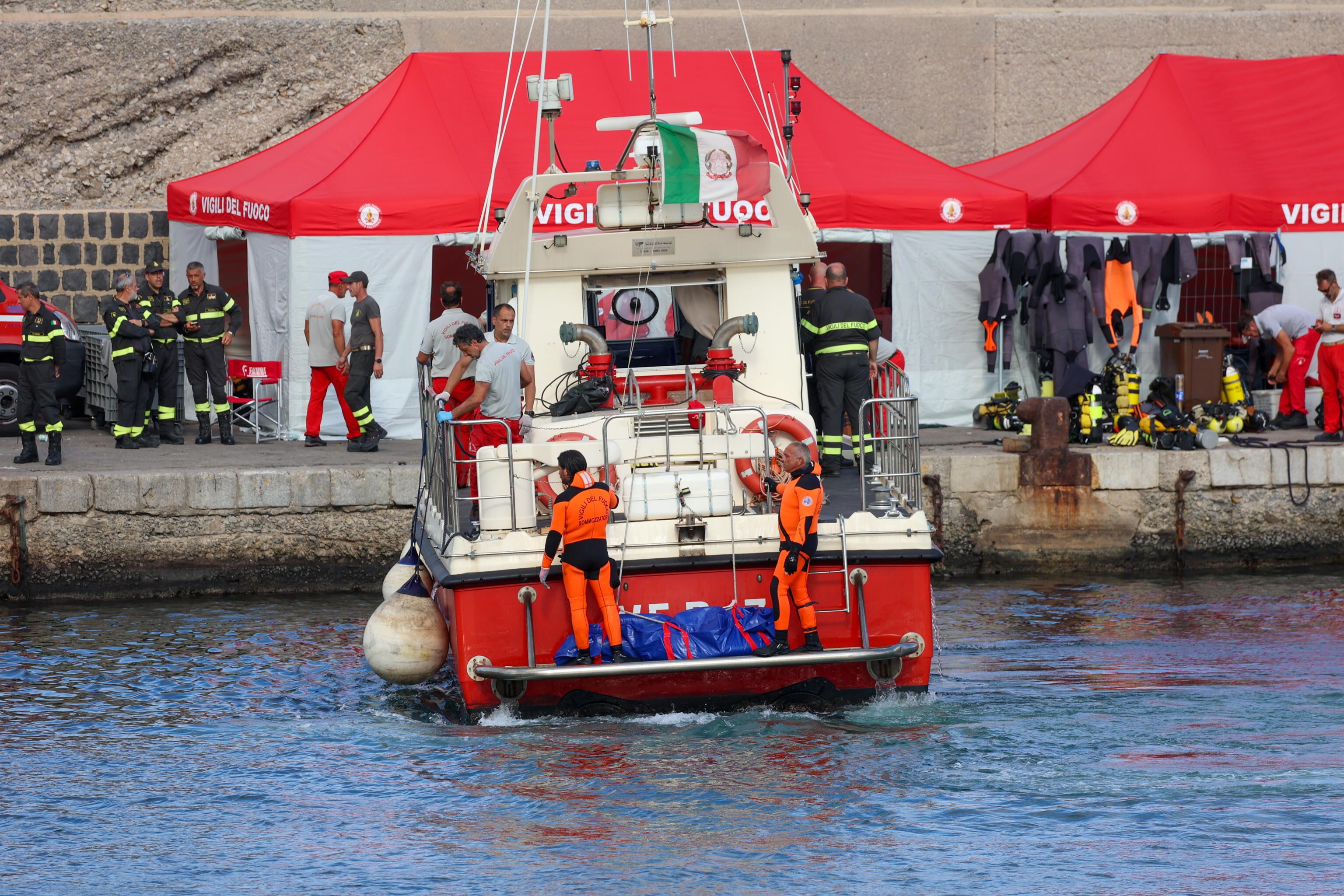 Los buzos lograron extraer del agua el cadáver y lo trasladaron al puerto de Porticello. Aún no ha sido identificado (EFE)