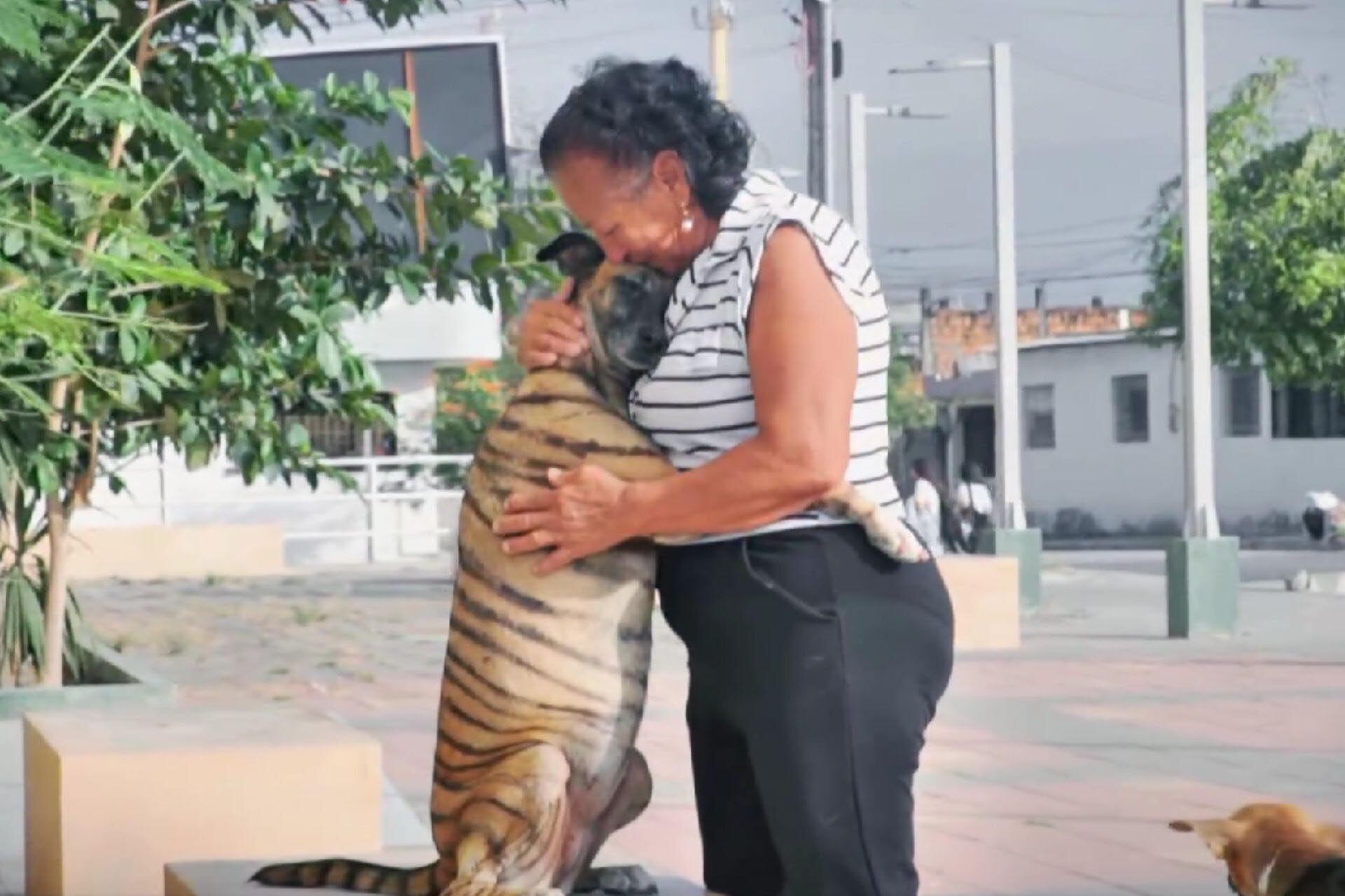 Tatiana abrazó emotivamente a su dueña