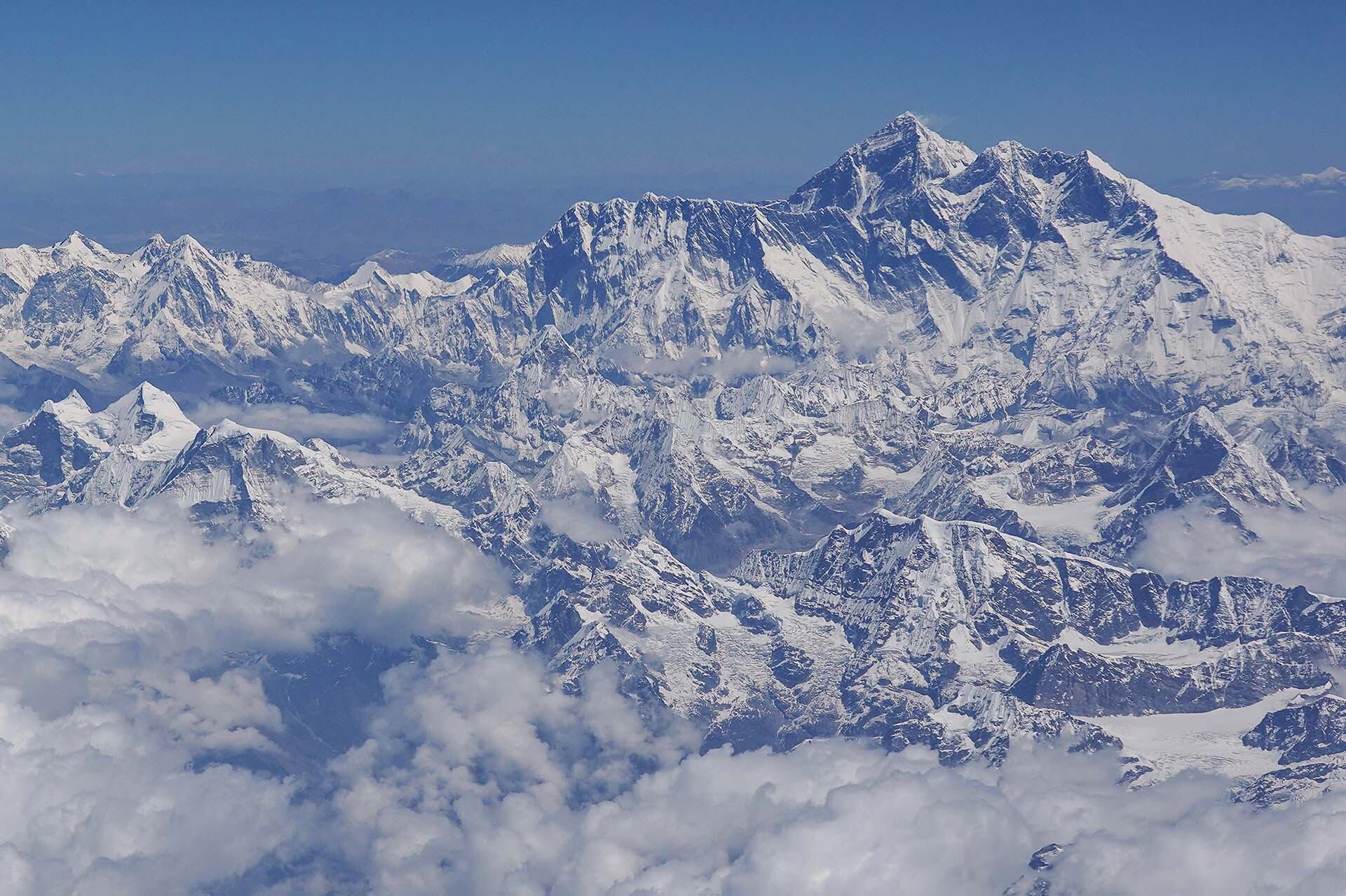 El Monte Everest, la montaña más alta del mundo, se ubica en la frontera entre China y Nepal (Photo by Sarah LAI / AFP)