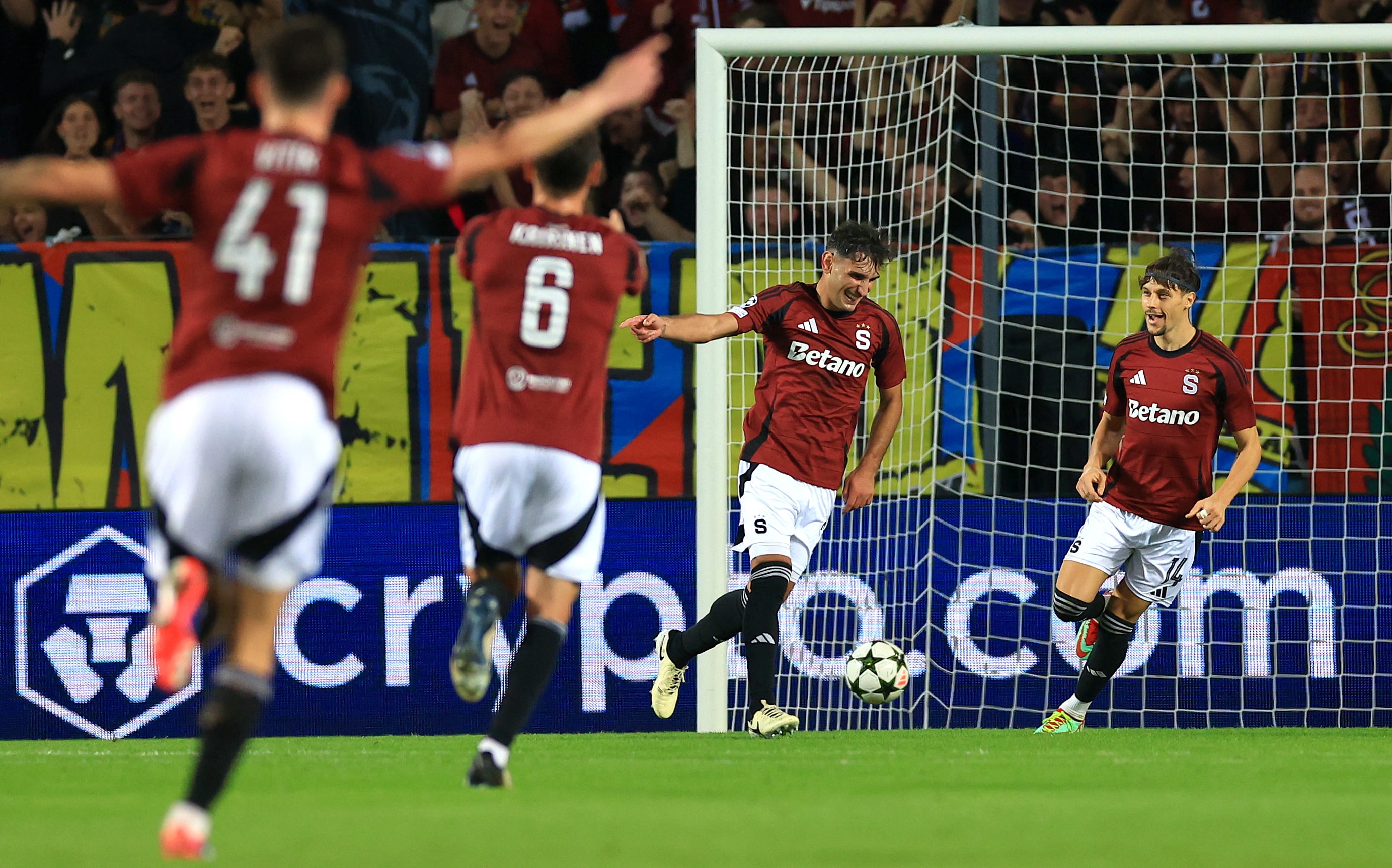 El jugador del Sparta Qazim Laci (c) celebra cons su compañeros uno de los goles durante el partido de la primera jornada de la UEFA Champions League que ha jugado Sparta Prague y RB Salzburg en Praga, República Checa. EFE/EPA/MARTIN DIVISEK 