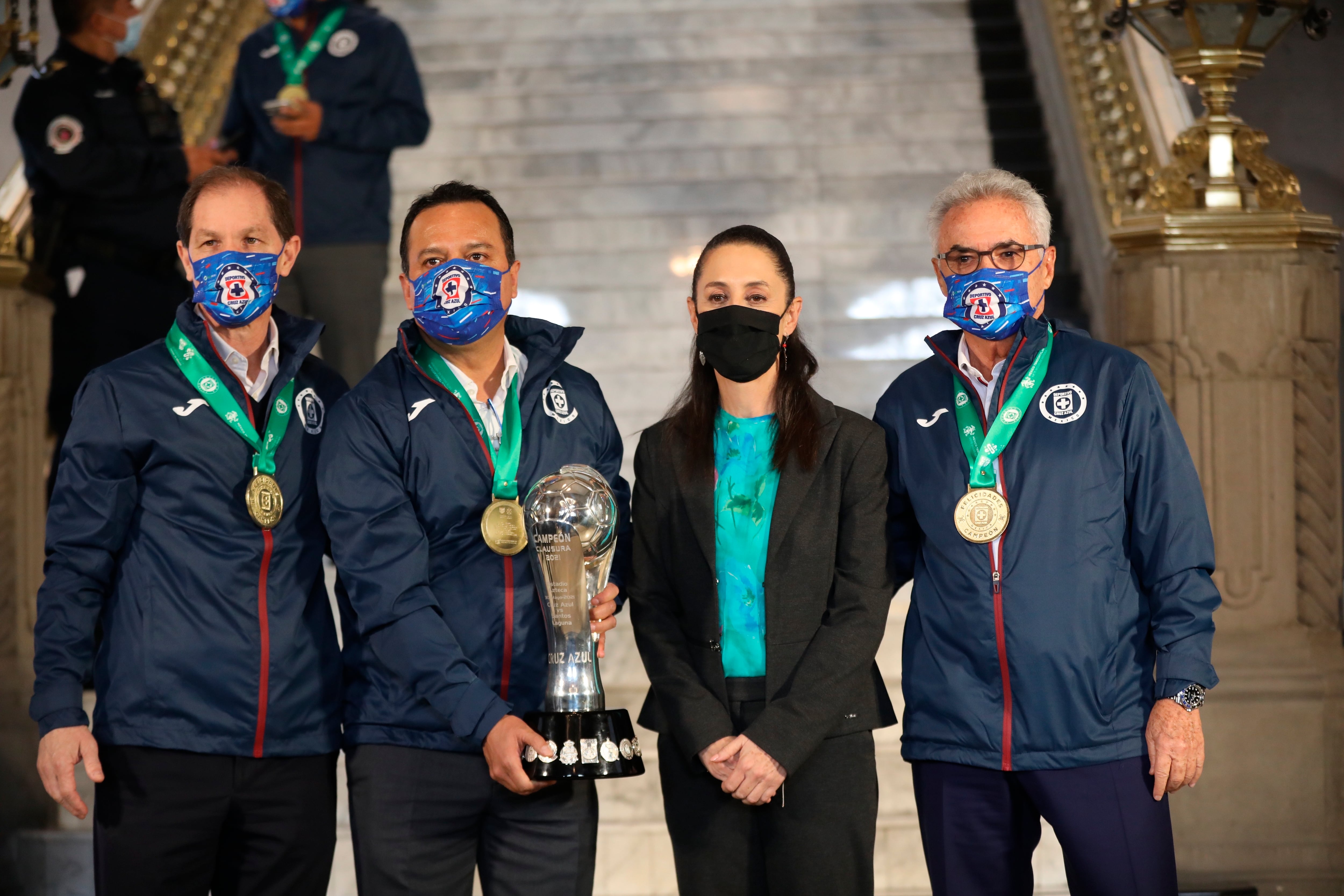 La jefa de Gobierno de la capital mexicana, Claudia Sheinbaum (c2), posa con trofeo del fútbol mexicano junto al presidente del Club Cruz Azul, Álvaro Dávila (d); el director deportivo, Jaime Ordiales (i); y el presidente del consejo administrativo, Víctor Velásquez (c1), hoy, en el Palacio de Gobierno de Ciudad de México (México). EFE/ Sáshenka Gutiérrez
