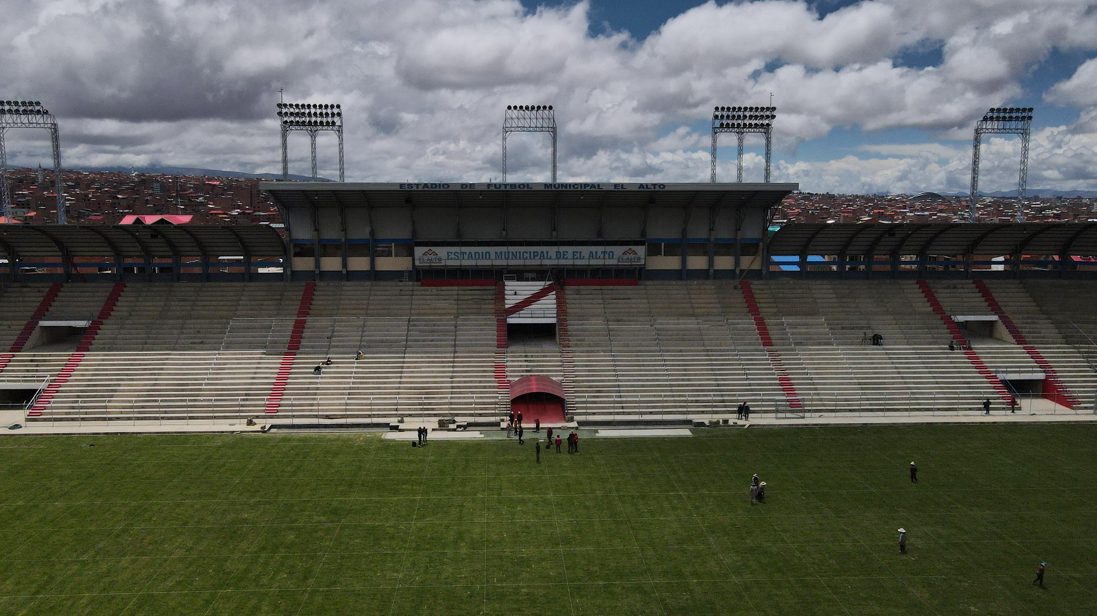 Foto de archivo del estadio del municipio boliviano de El Alto, que ha comenzado a recibir críticas por los rigores que plantea a los rivales jugar a 4.090 metros sobre el nivel del mar - crédito Luis Gandarillas / EFE
