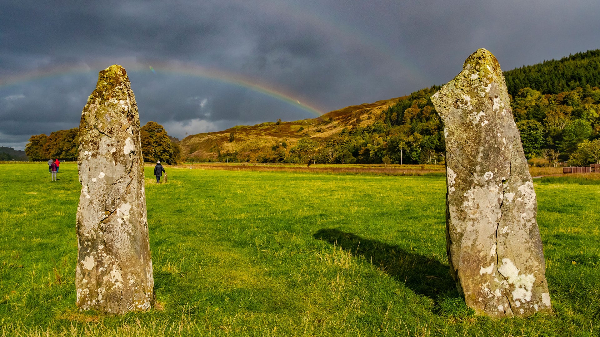 La historia del Kilmartin Glen, el monumento prehistórico británico más antiguo que las pirámides egipcias y que Stonehenge