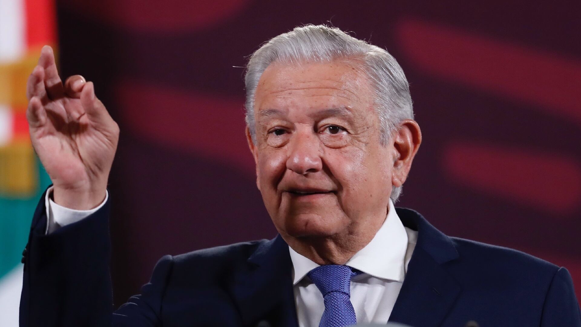 Pese a que lo tiene prohibido, el presidente López Obrador habló sobre el proceso electoral en curso.