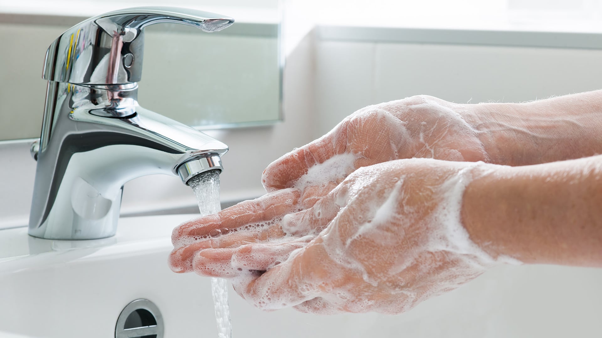 Como una de las medidas de prevención se aconseja el lavado frecuente de manos (Getty Images)