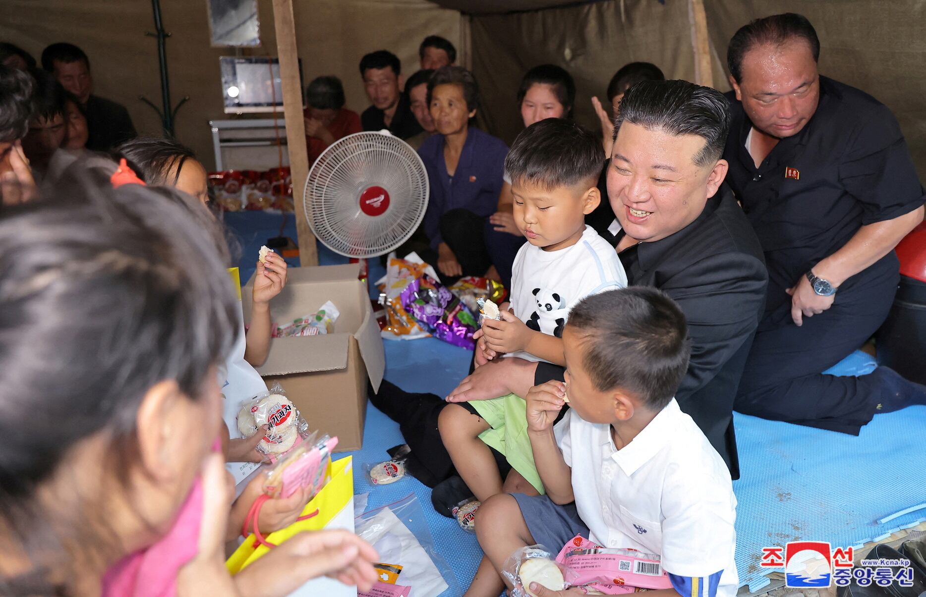 Kim Jong-un junto a niños que debieron ser evacuados (KCNA via REUTERS)