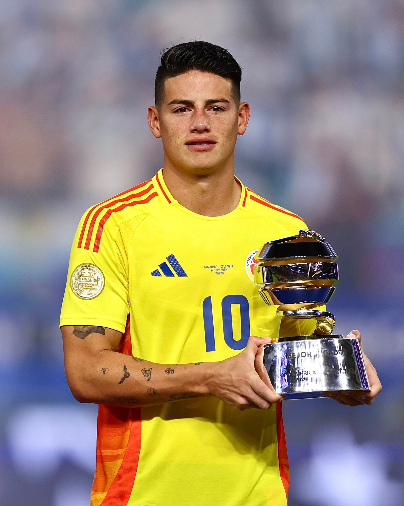 James Rodríguez posa con el premio al mejor jugador de la Copa América USA 2024, entregado tras la final Colombia vs. Argentina - crédito Copa América